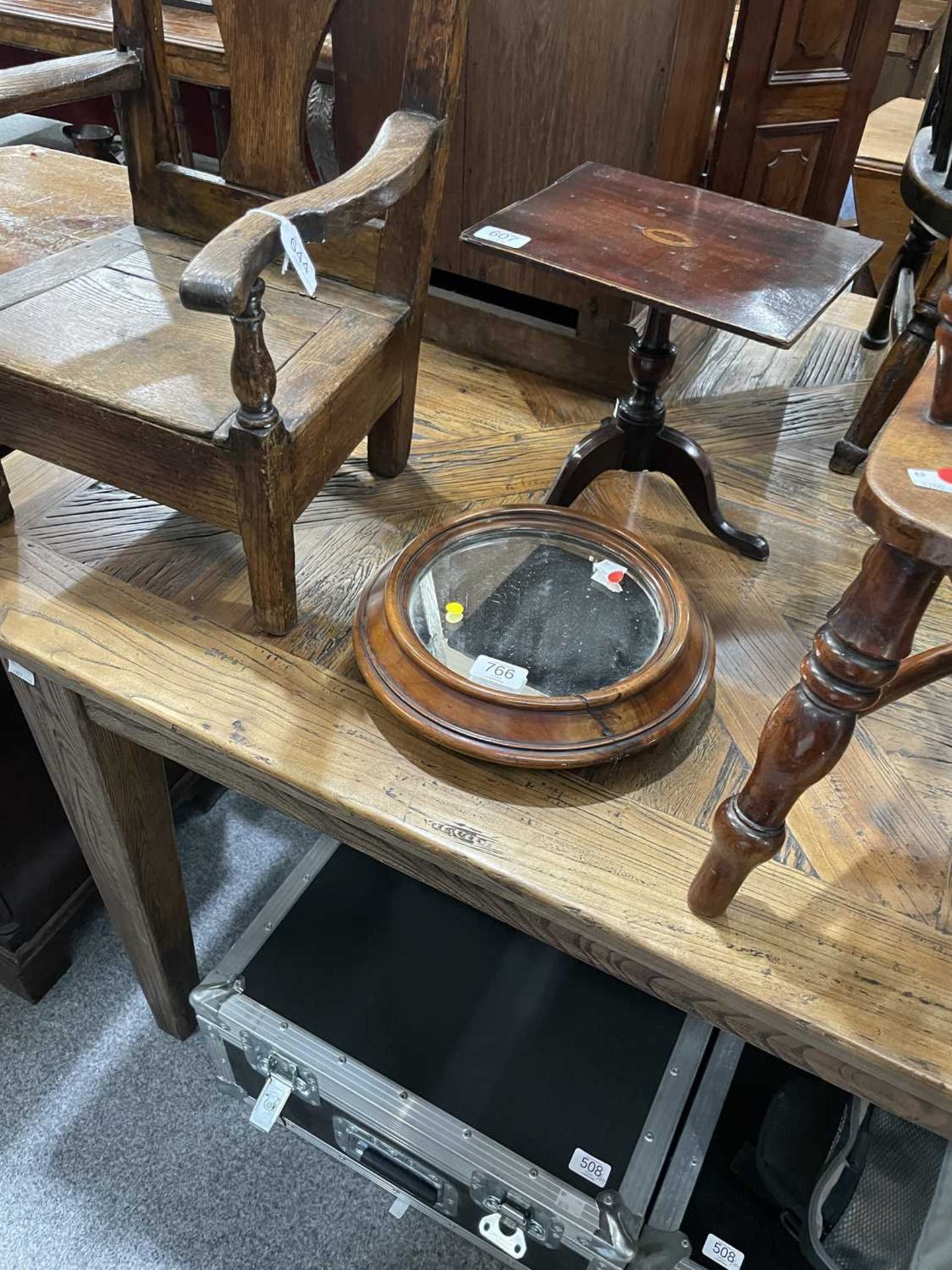 A LARGE RUSTIC OAK DINING TABLE - Image 6 of 6