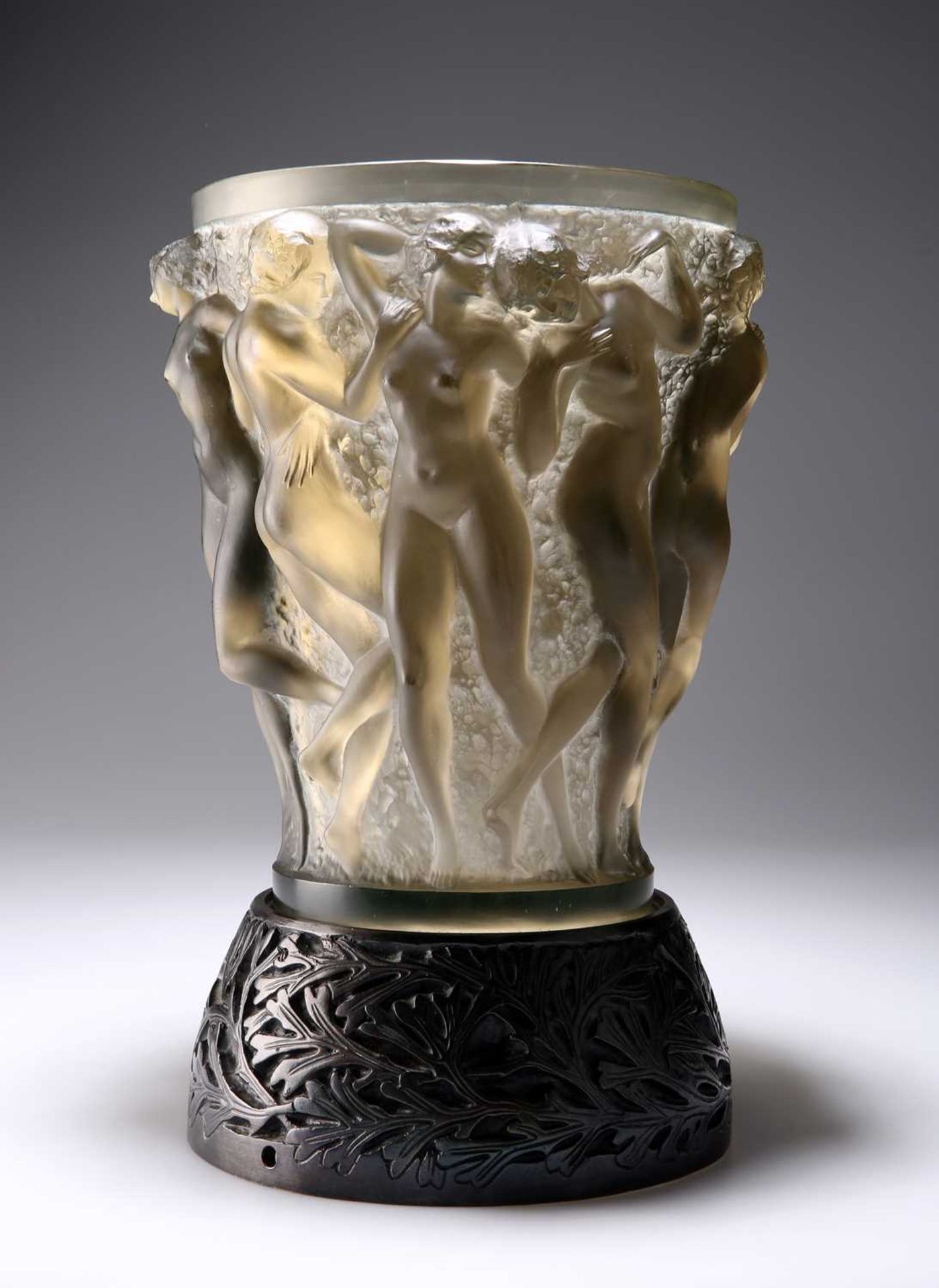 RENÉ LALIQUE (FRENCH, 1860-1945), A TOPAZ 'BACCHANTES' VASE WITH BRONZE STAND - Bild 4 aus 7