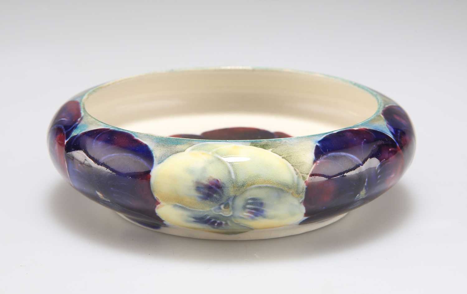 A WILLIAM MOORCROFT BURSLEM 'PANSY' PATTERN POTTERY TRINKET DISH - Image 2 of 3