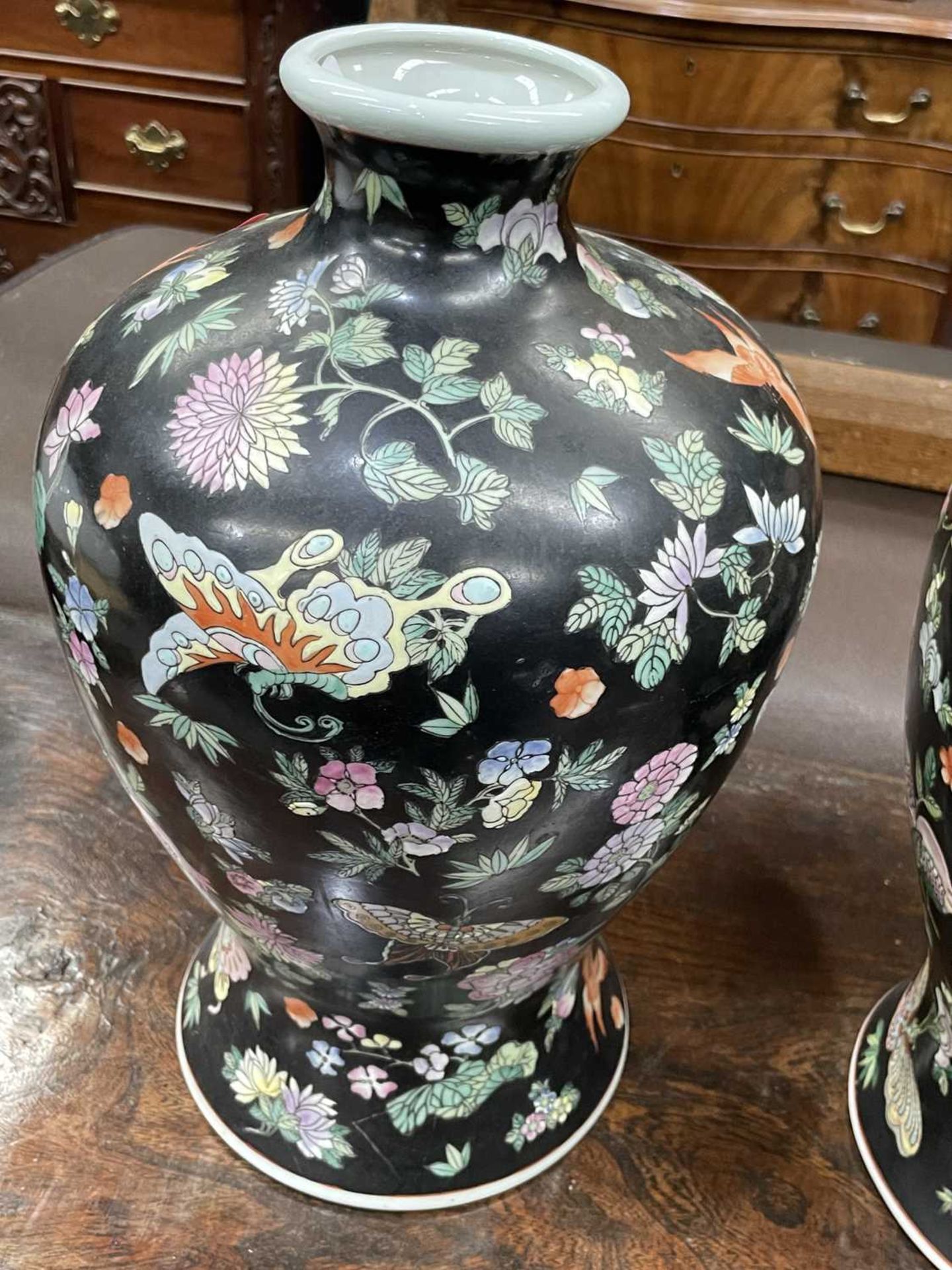 A PAIR OF CHINESE FAMILLE NOIR VASES - Image 6 of 8