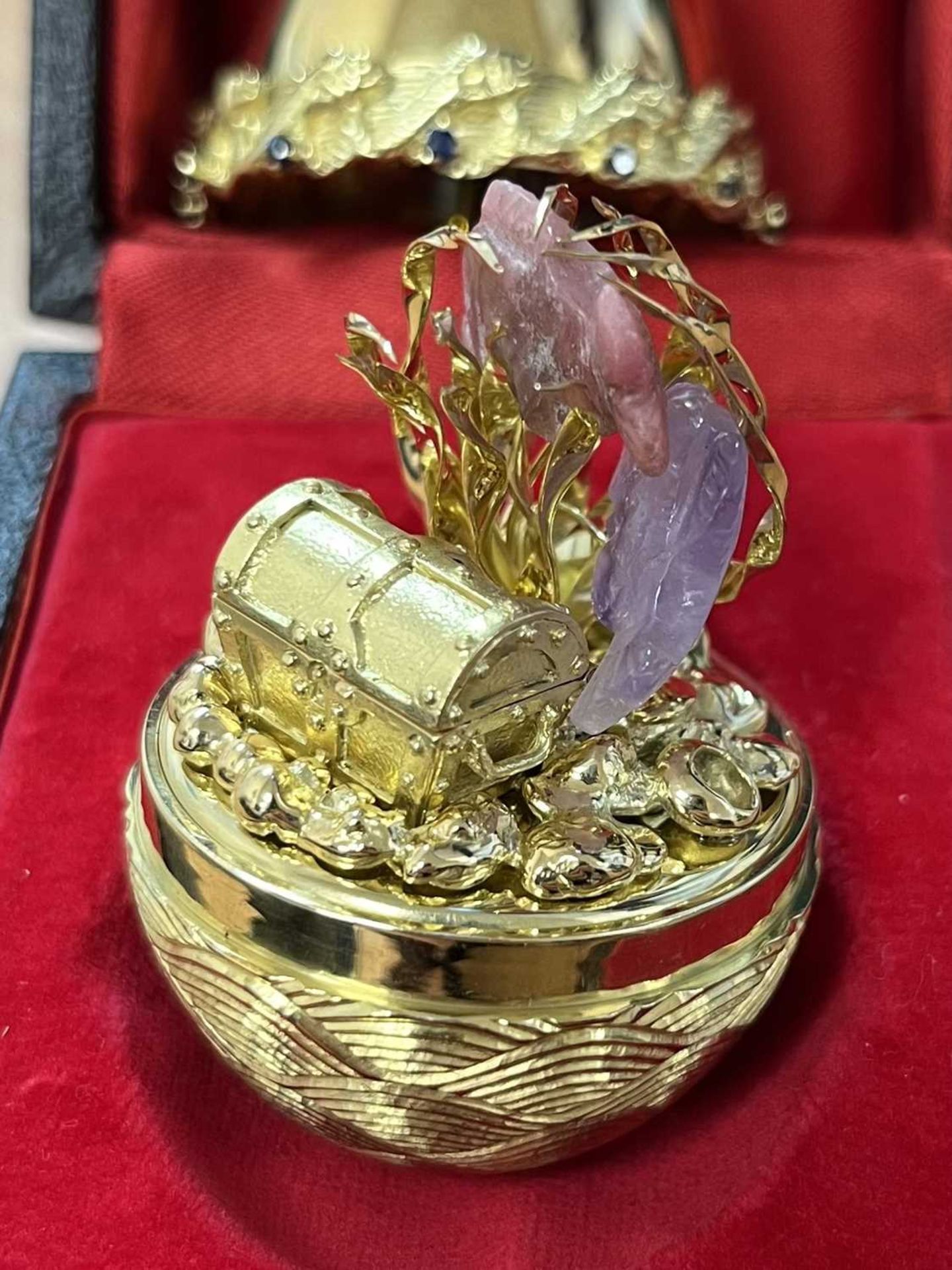 STUART DEVLIN (1931-2018), AN ELIZABETH II 18 CARAT GOLD SUPRISE EGG - Image 6 of 7