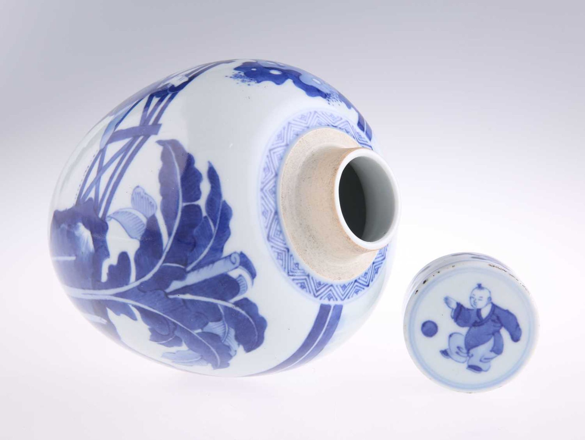 A CHINESE BLUE AND WHITE GINGER JAR AND COVER - Bild 3 aus 7