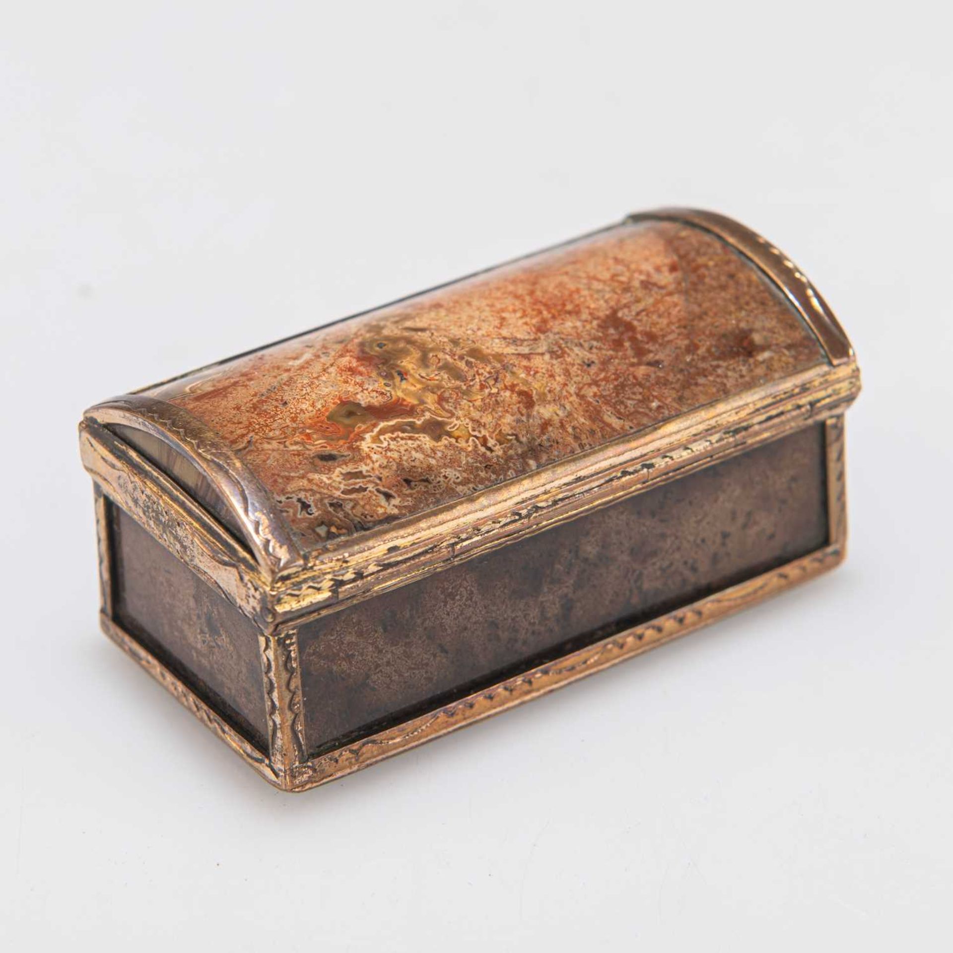 A 19TH CENTURY AGATE SNUFF BOX, IN THE FORM OF A TRUNK