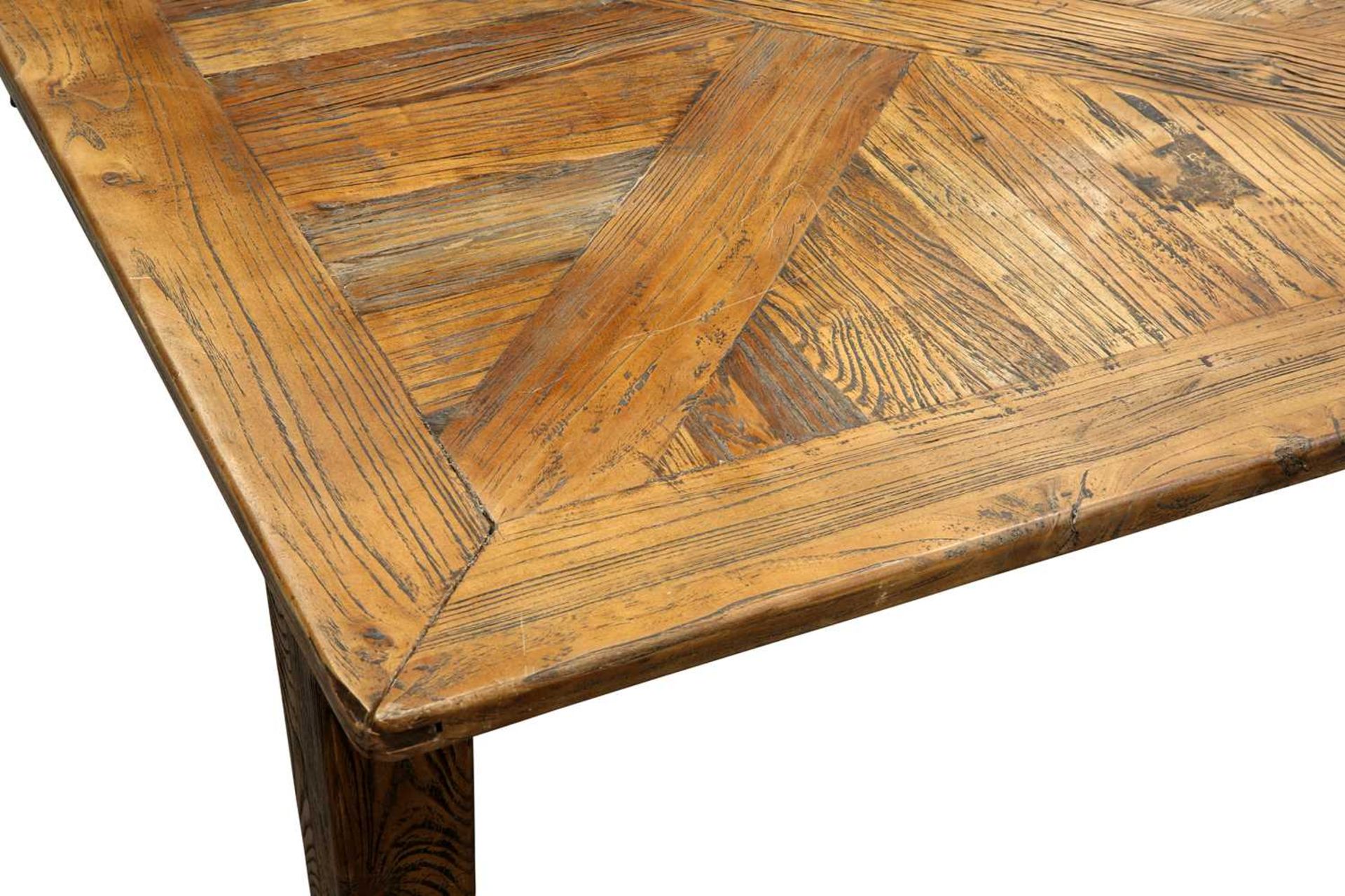 A LARGE RUSTIC OAK DINING TABLE - Image 2 of 6