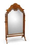 A QUEEN ANNE STYLE WALNUT DRESSING TABLE MIRROR, EARLY 20TH CENTURY
