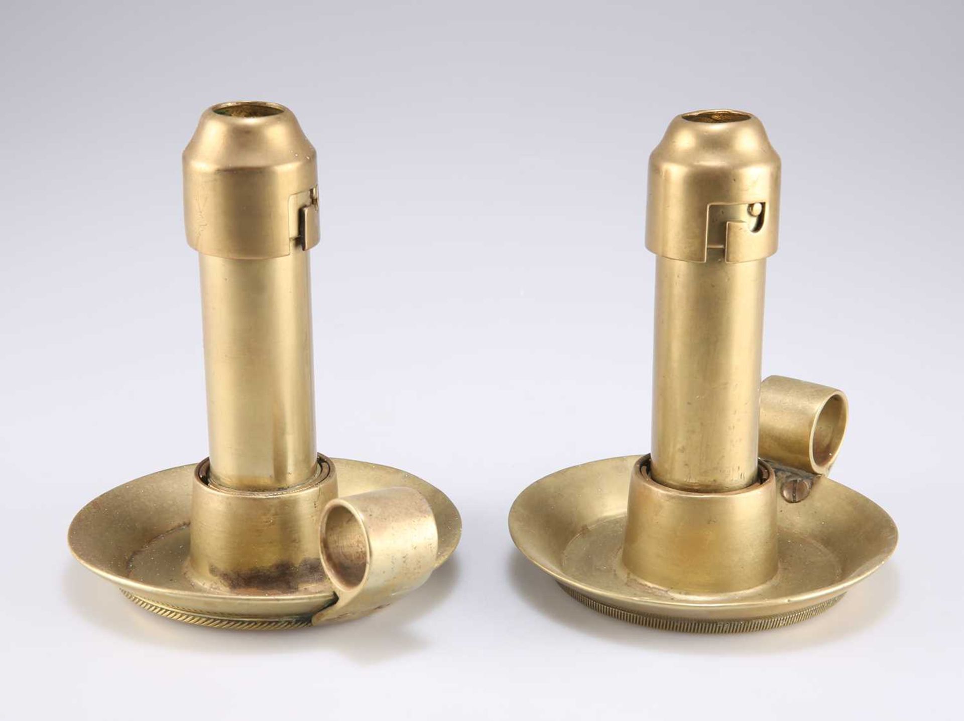 A PAIR OF 19TH CENTURY BRASS SHIP'S CANDLESTICKS - Bild 2 aus 3