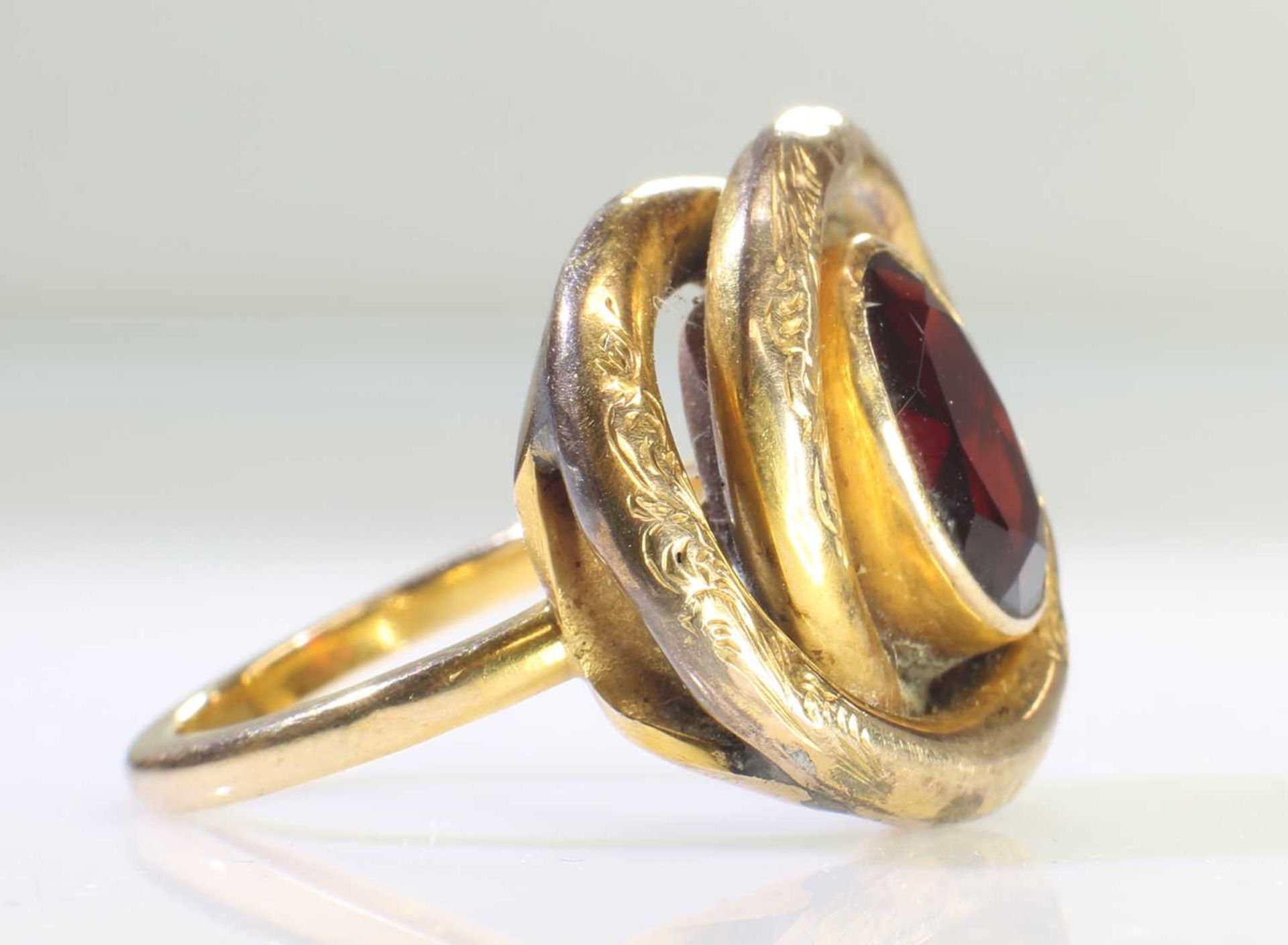 A GARNET RING - Image 2 of 2