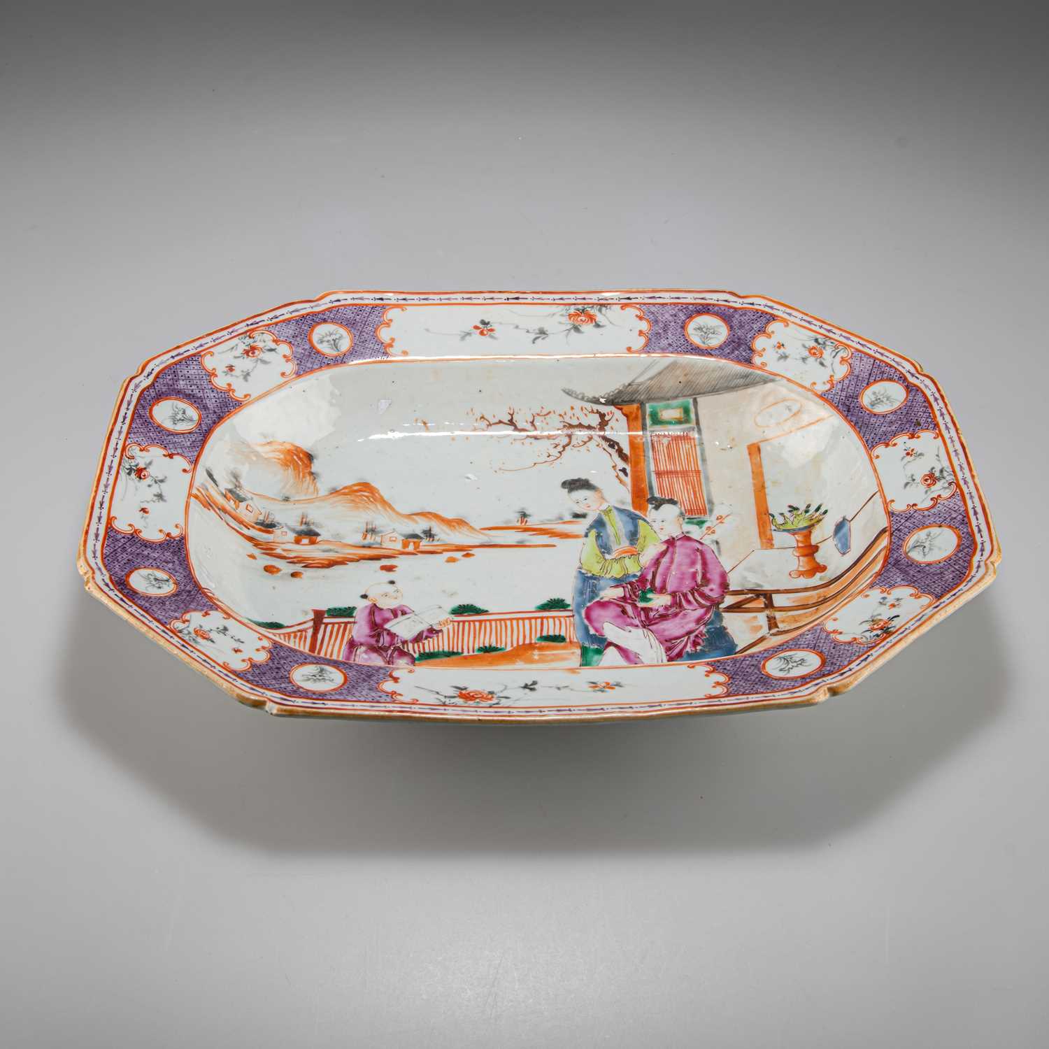 AN 18TH CENTURY CHINESE EXPORT PLATTER