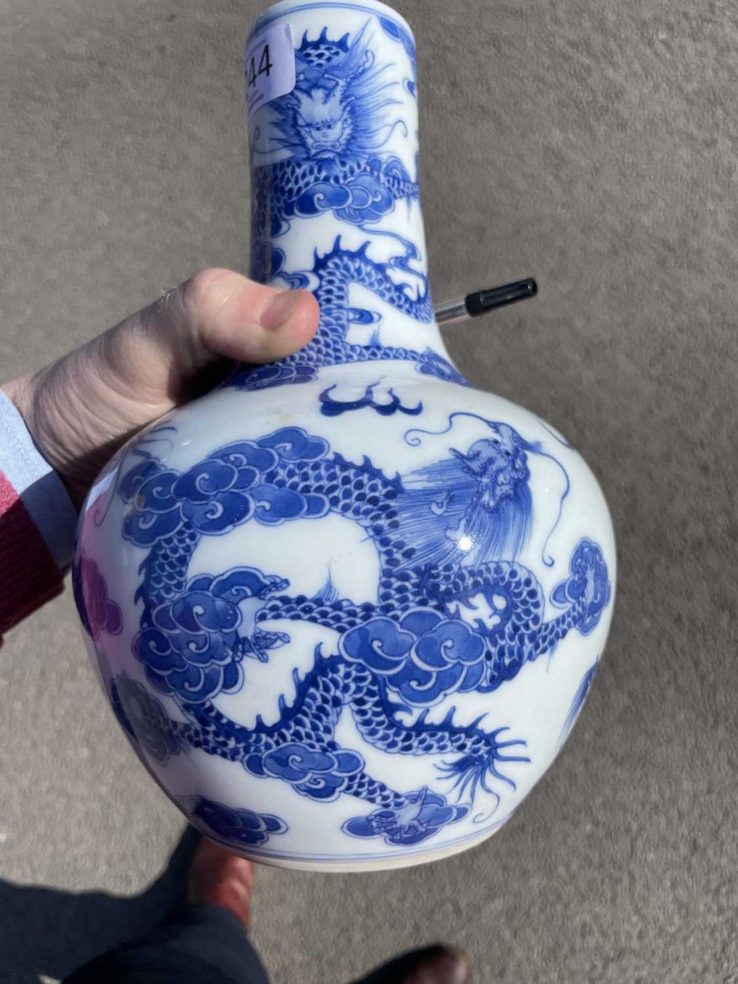 A CHINESE BLUE AND WHITE 'DRAGON' VASE - Bild 4 aus 7