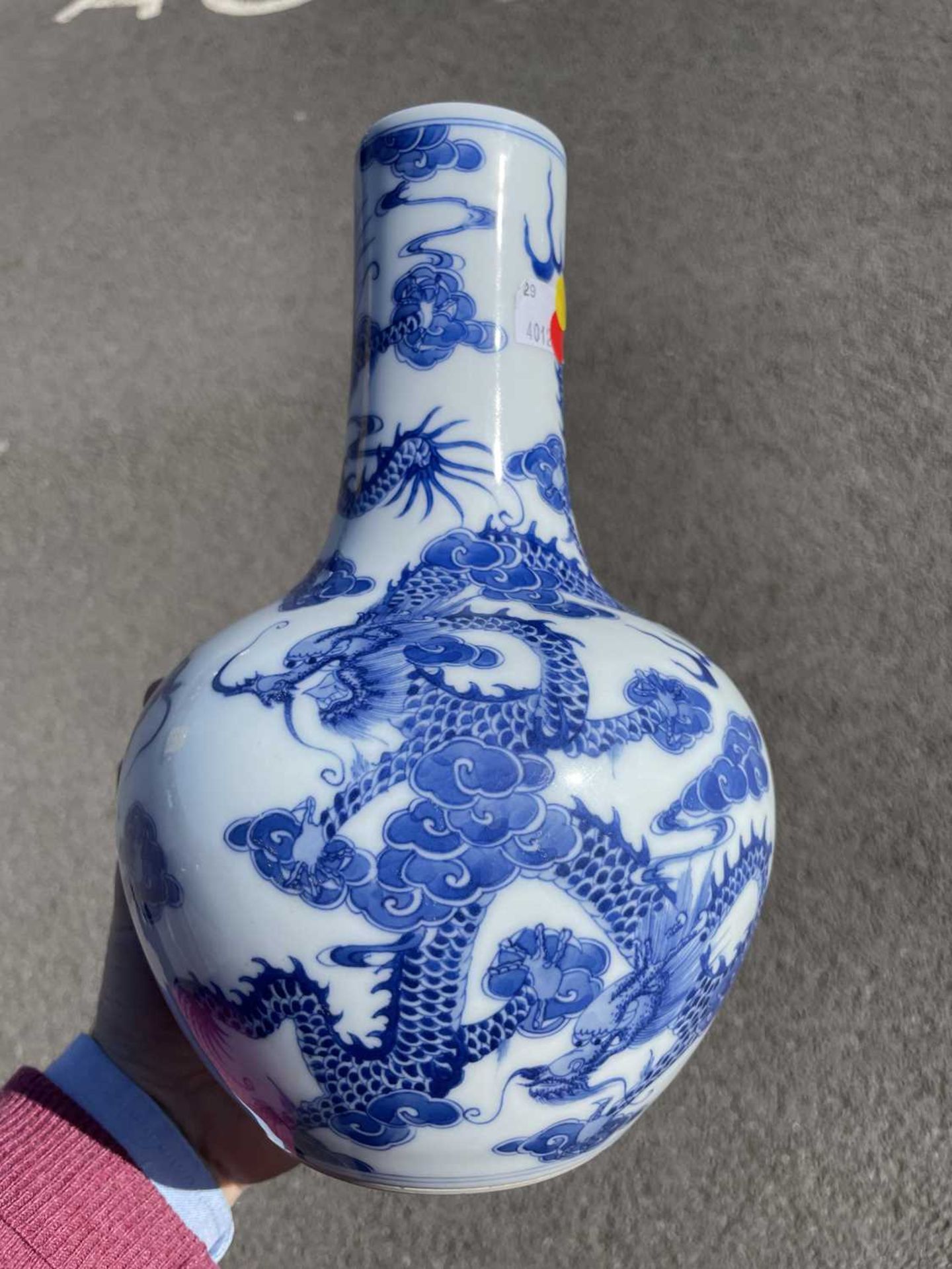 A CHINESE BLUE AND WHITE 'DRAGON' VASE - Bild 5 aus 7