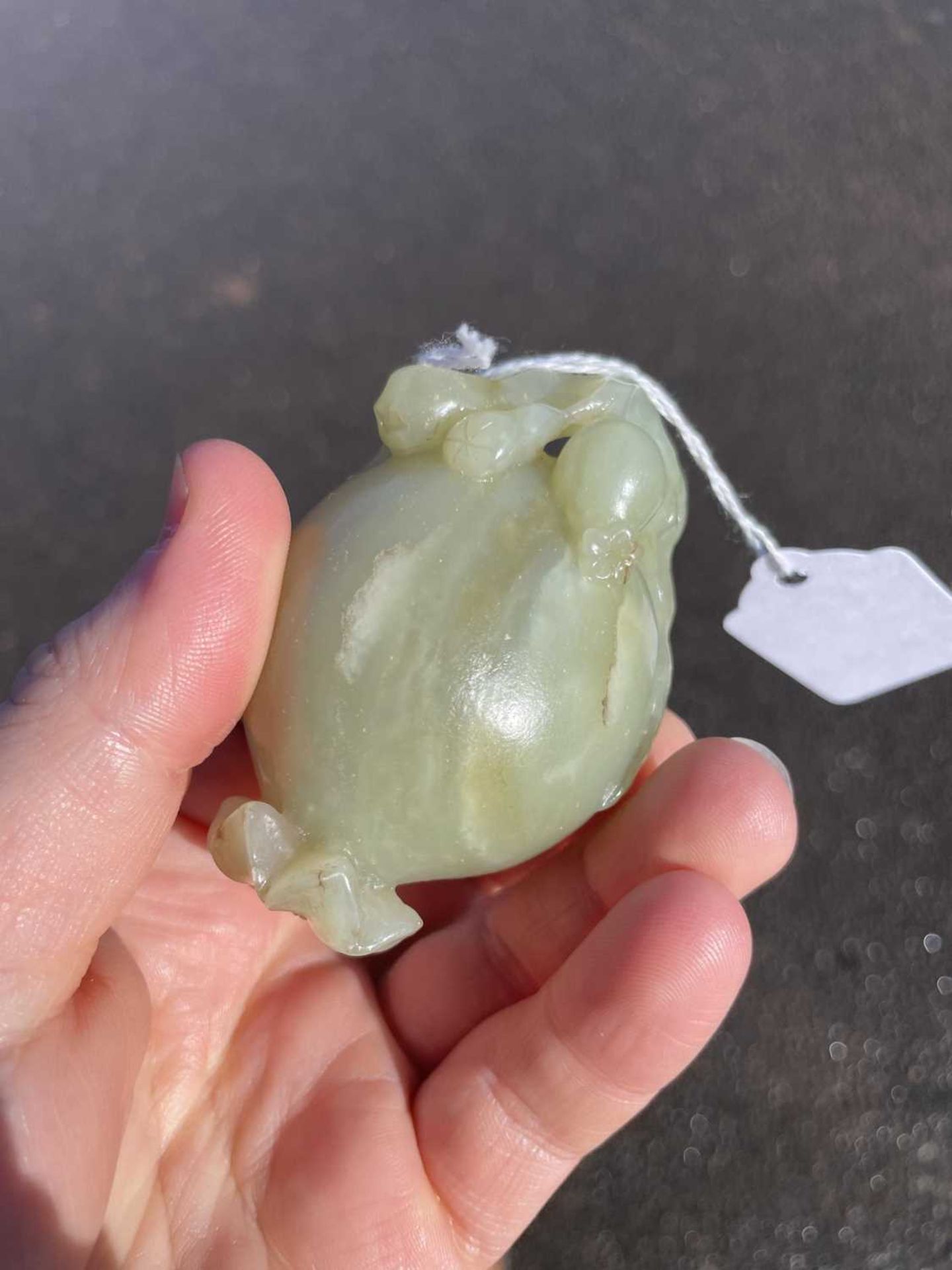 A CHINESE JADE 'PEACH' BRUSHWASHER - Bild 3 aus 8