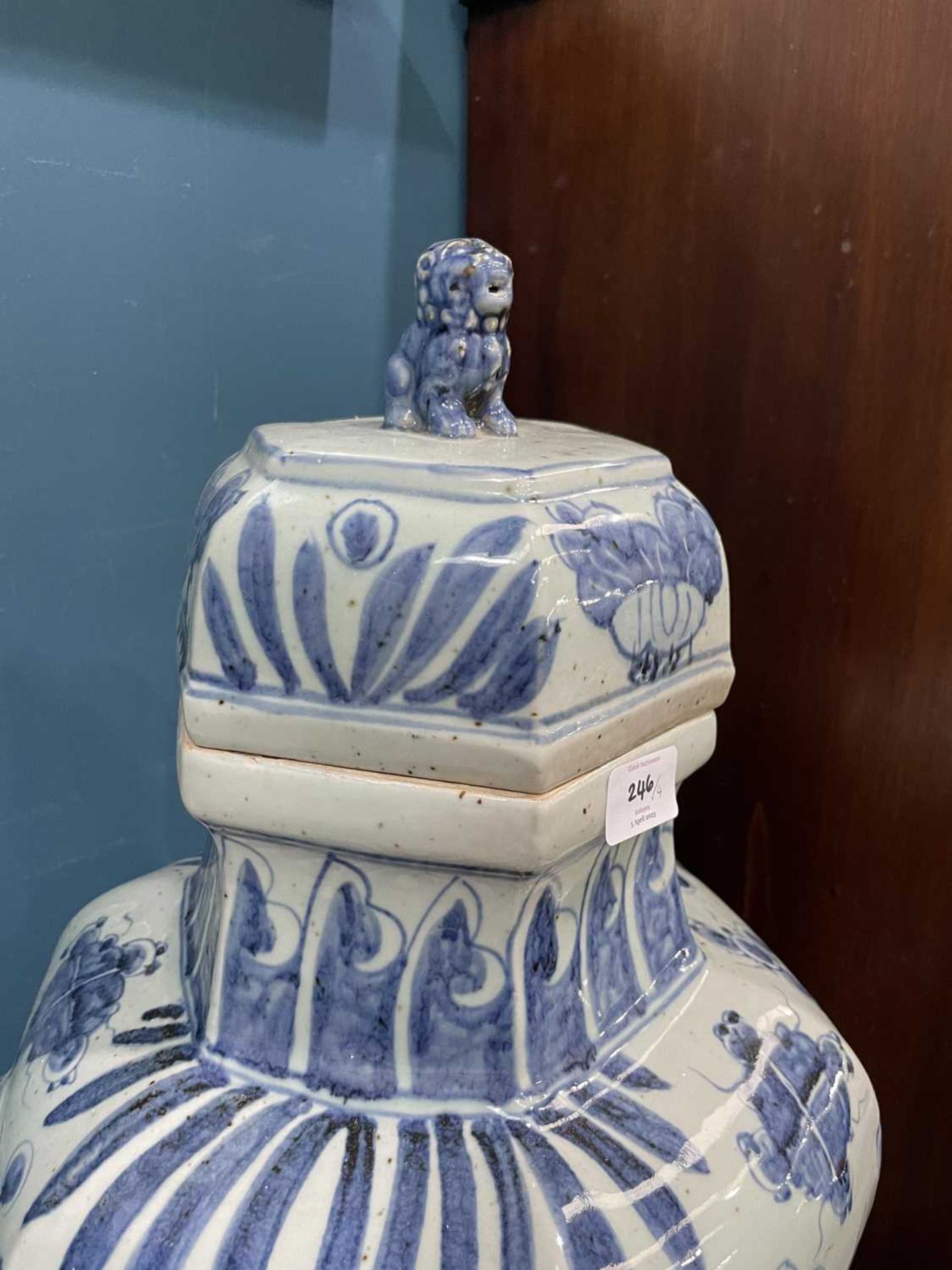 A LARGE PAIR OF CHINESE BLUE AND WHITE VASES AND COVERS - Image 4 of 9