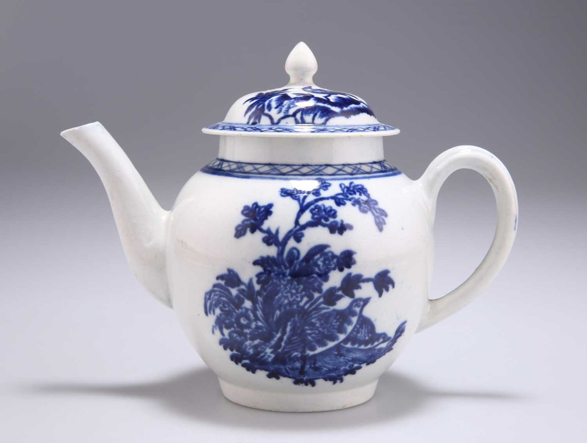 A JOHN PENNINGTON LIVERPOOL BLUE AND WHITE TEAPOT AND COVER, CIRCA 1770-80 - Bild 2 aus 3