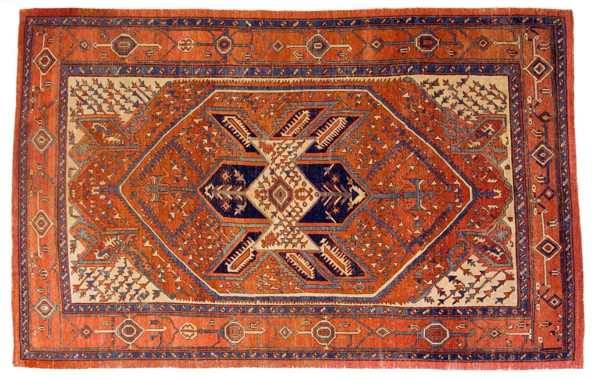 AN ANTIQUE SERAPI CARPET