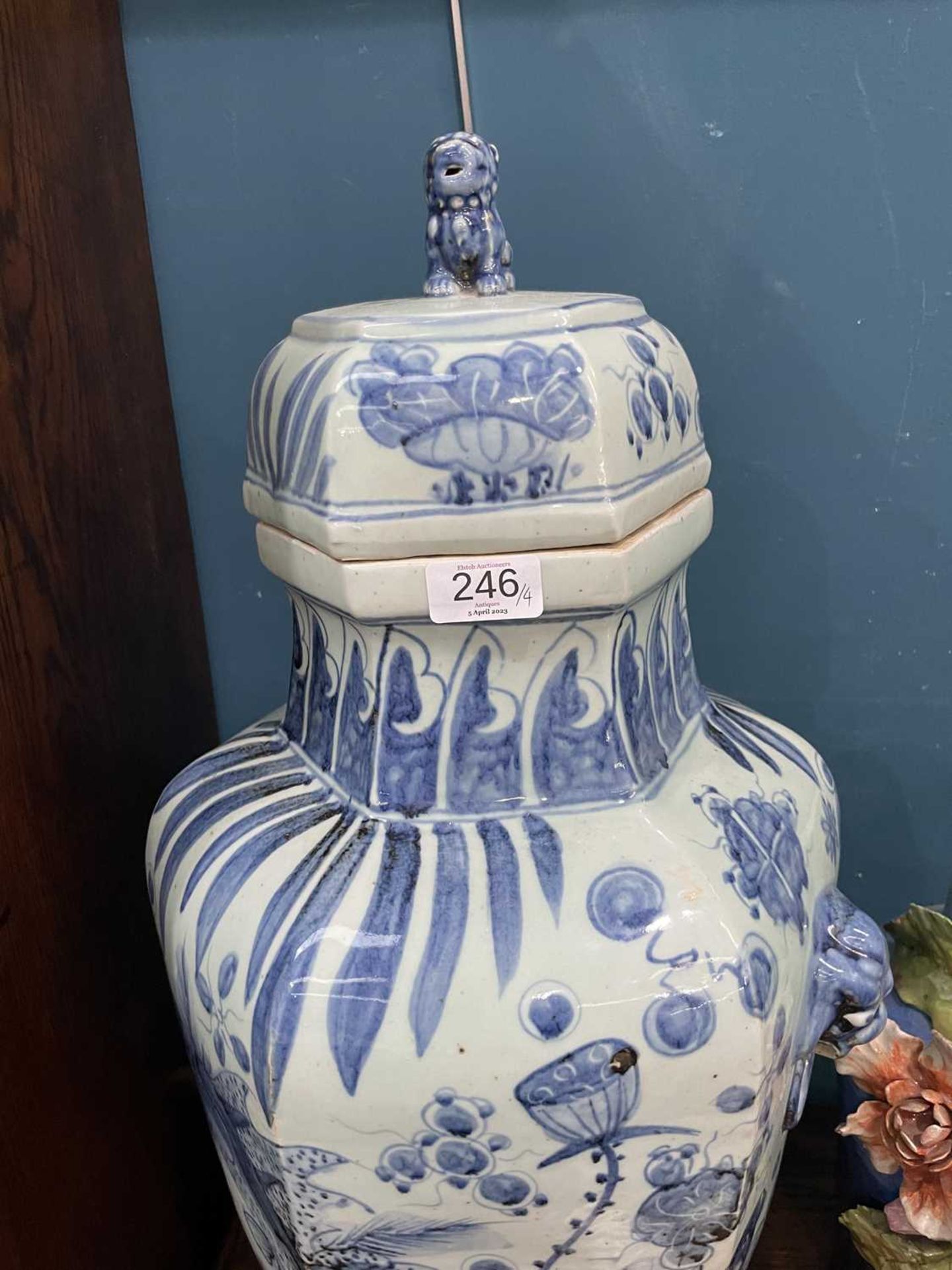 A LARGE PAIR OF CHINESE BLUE AND WHITE VASES AND COVERS - Image 5 of 9