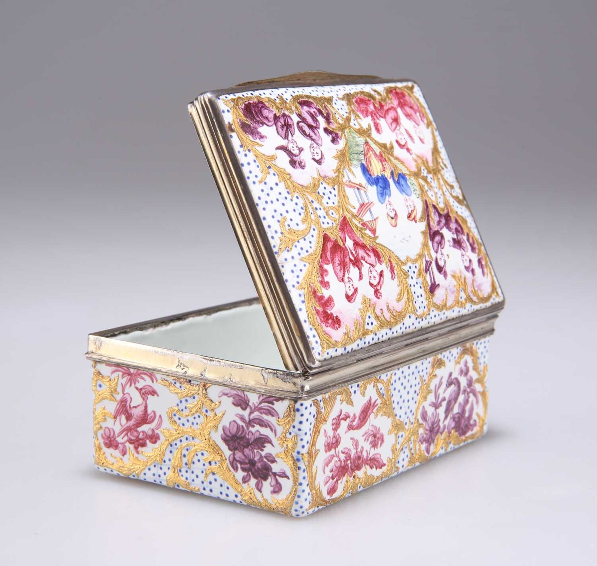 A SILVER-MOUNTED CHINOISERIE ENAMEL SNUFF BOX, PRESUMABLY PIERRE FROMERY, BERLIN AND/OR PARIS - Bild 2 aus 3