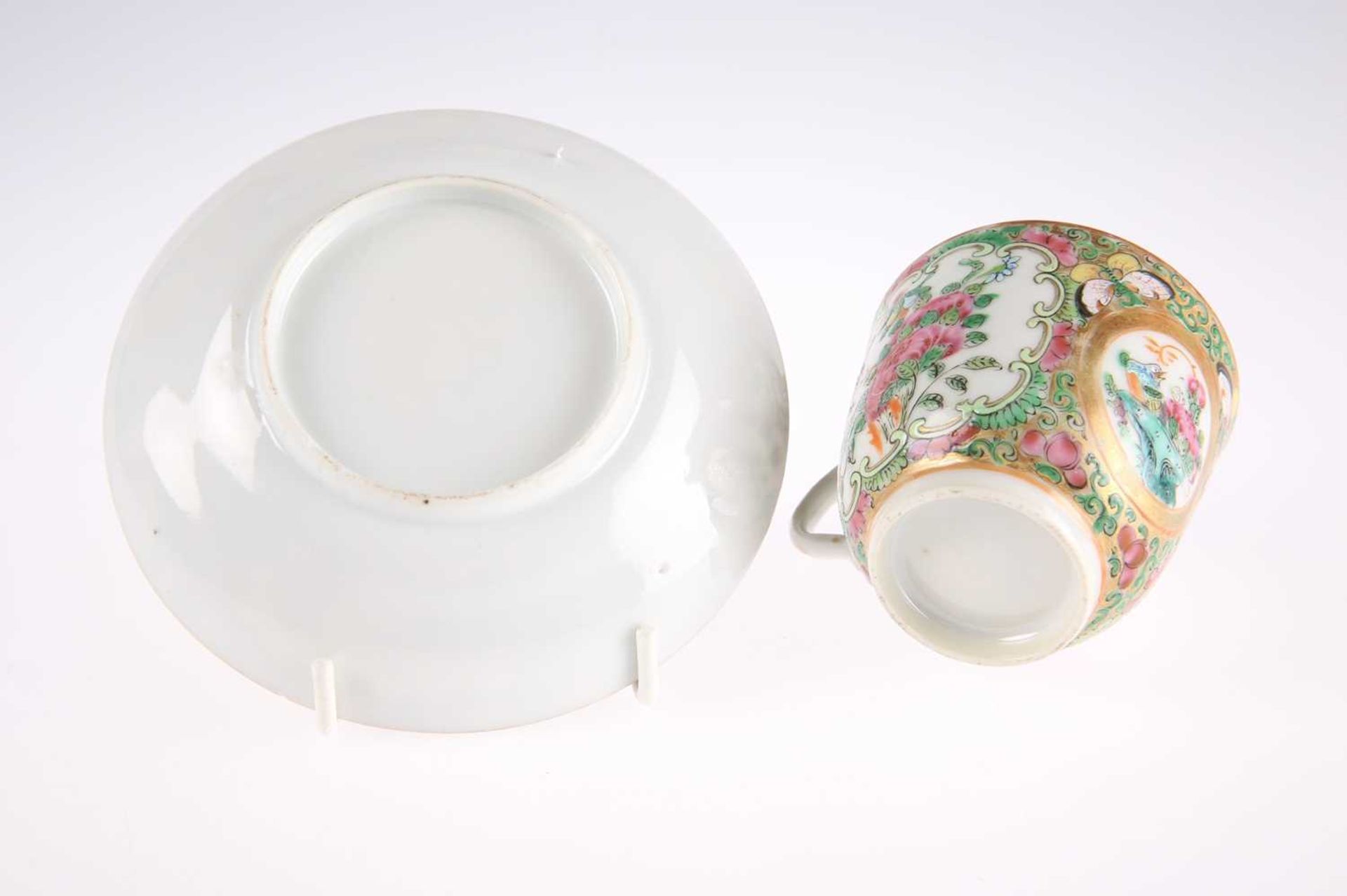 A 19TH CENTURY CHINESE FAMILLE ROSE CUP AND SAUCER - Bild 6 aus 6