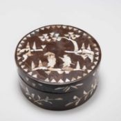 A LATE 19TH CENTURY CHINESE MOTHER-OF-PEARL INLAID LACQUER CIRCULAR BOX AND COVER