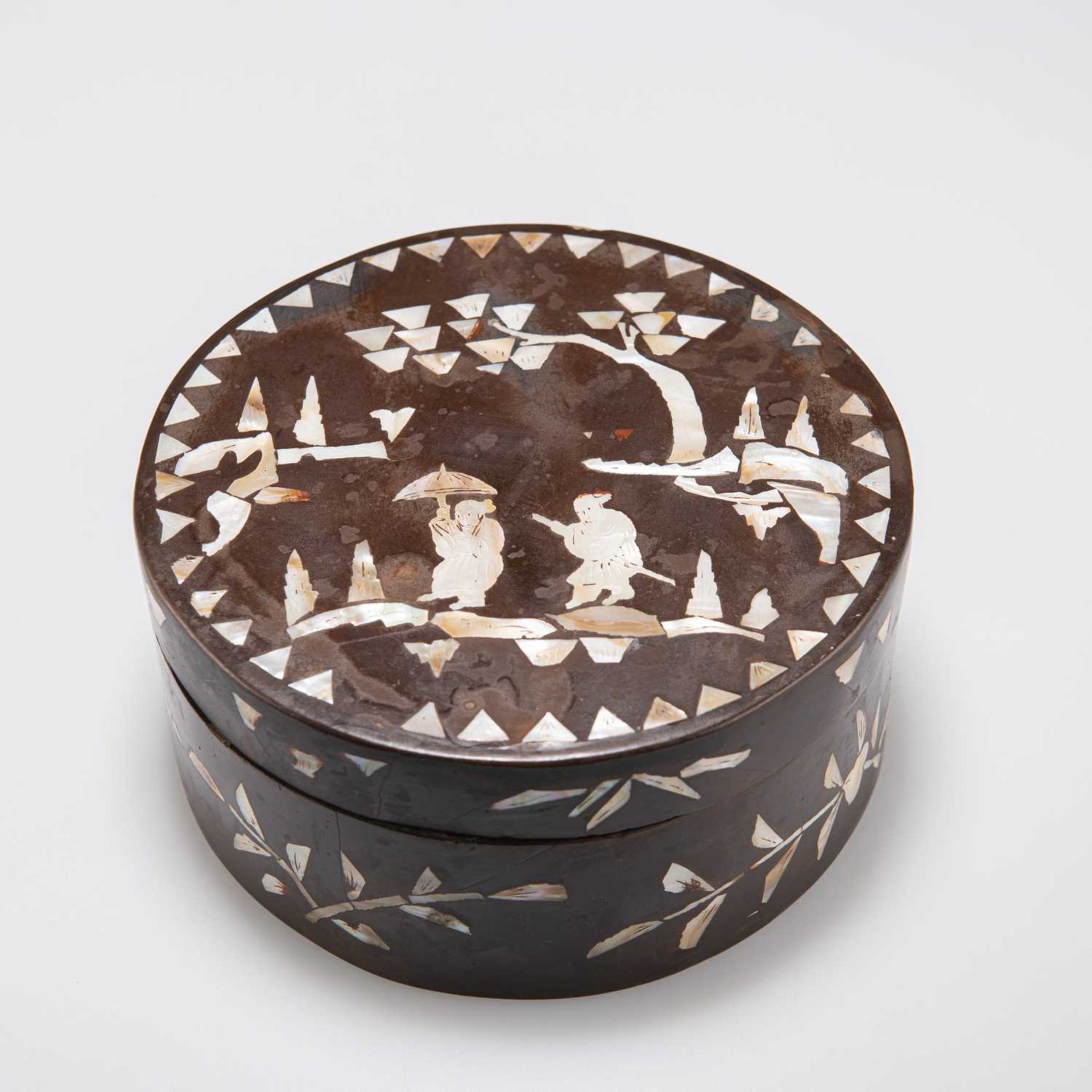 A LATE 19TH CENTURY CHINESE MOTHER-OF-PEARL INLAID LACQUER CIRCULAR BOX AND COVER