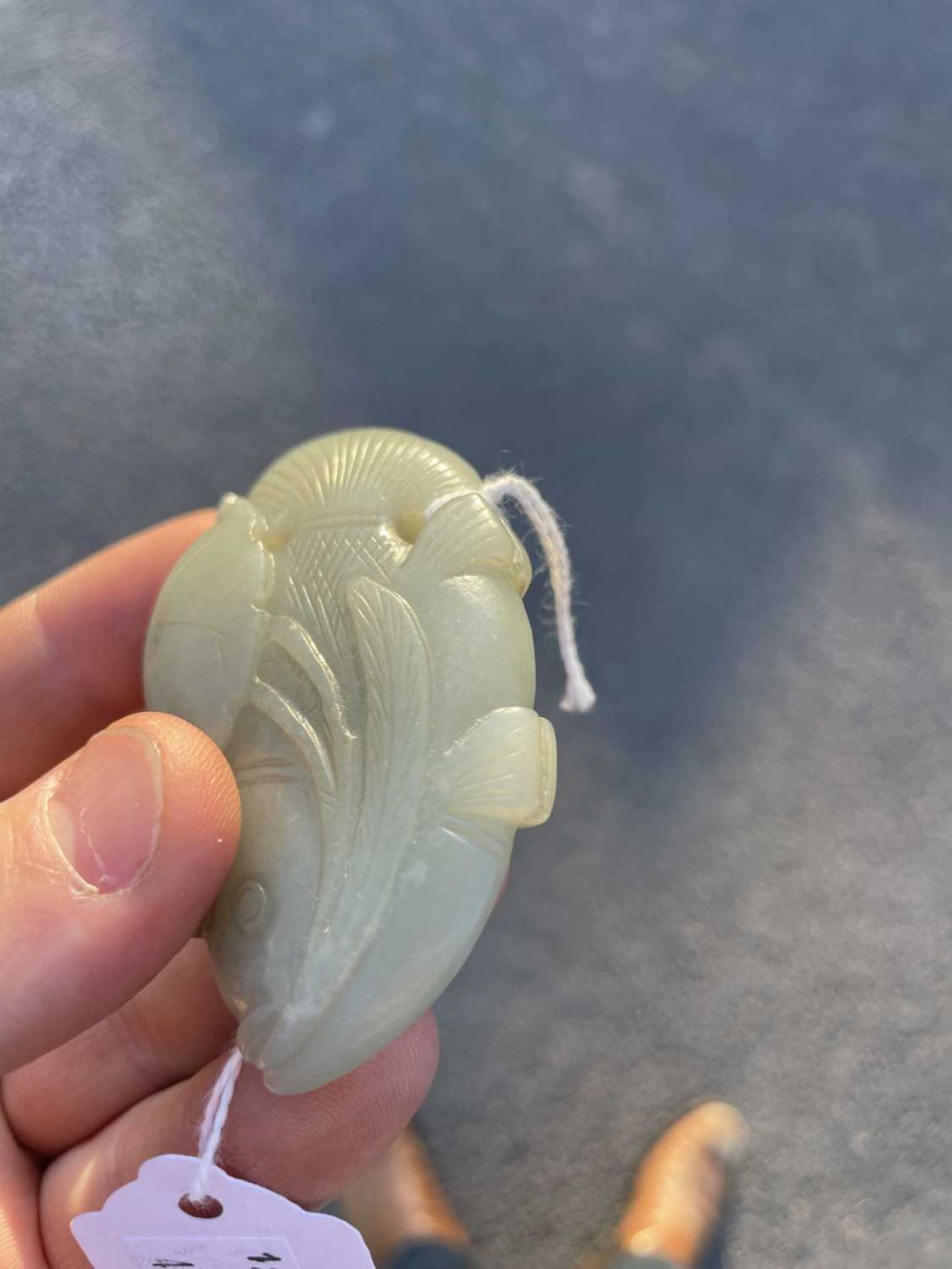 A CHINESE JADE 'CARP' PENDANT - Image 6 of 6