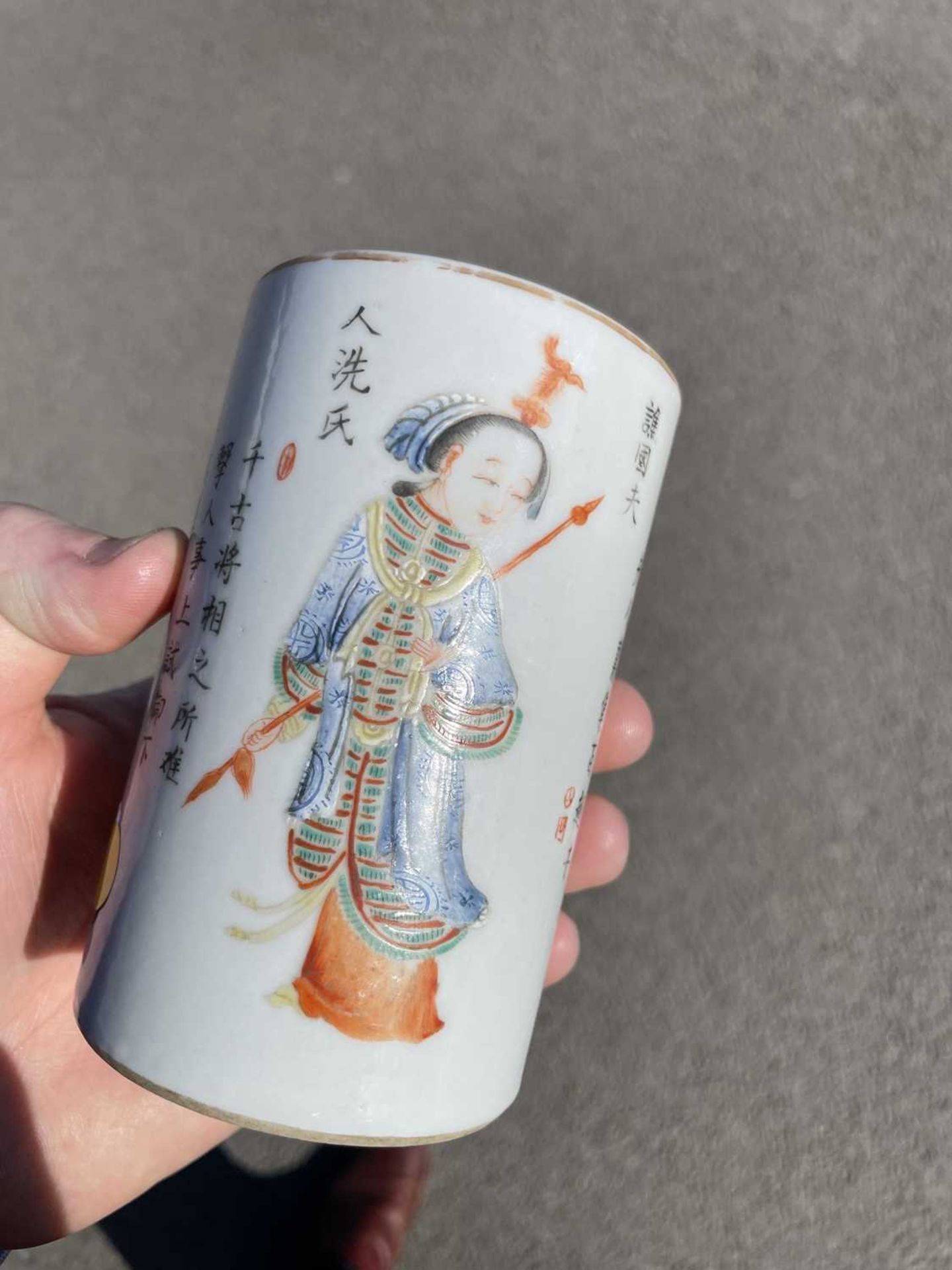 A CHINESE FAMILLE ROSE BRUSH POT, 19TH CENTURY - Bild 6 aus 8