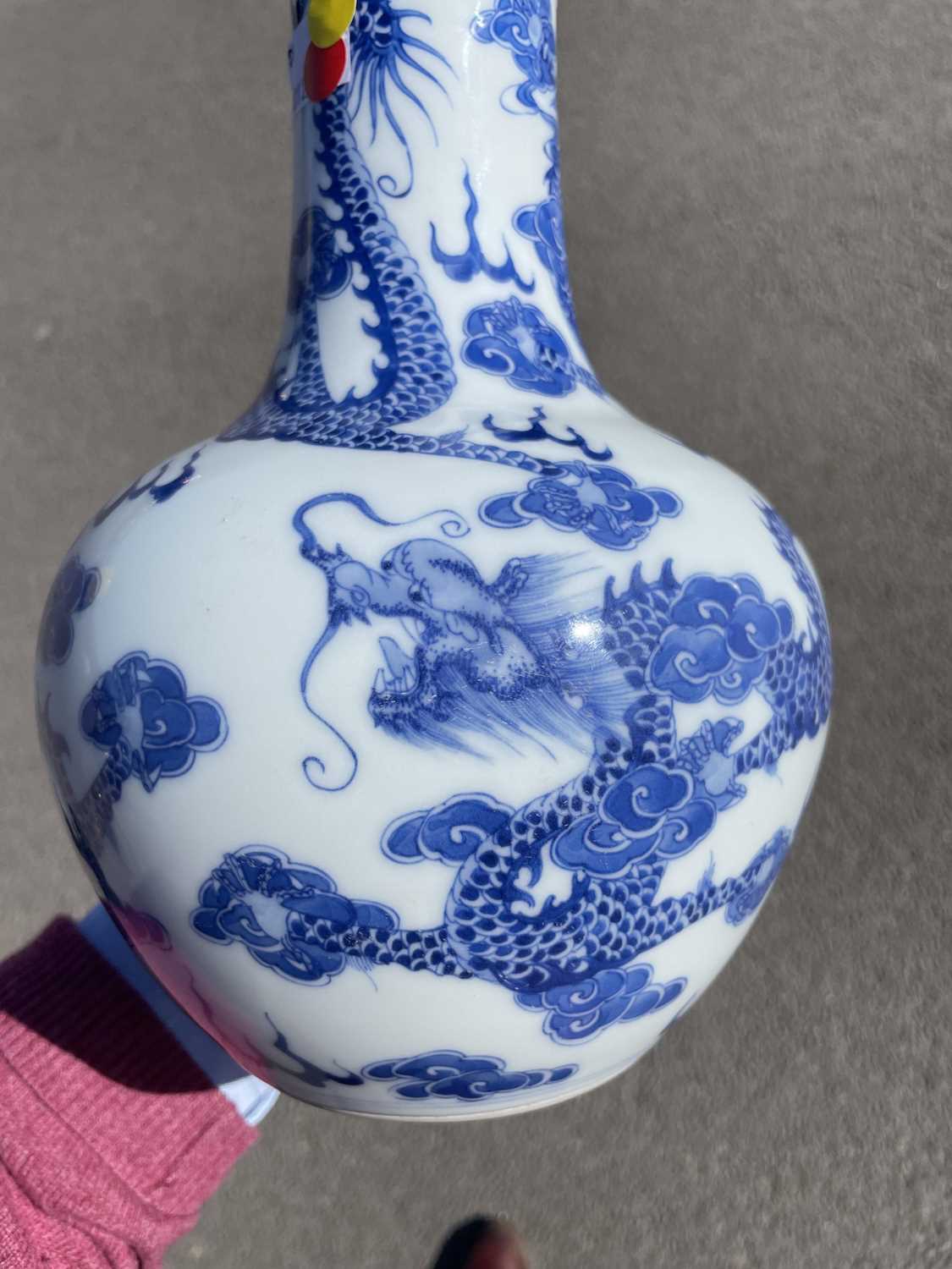 A CHINESE BLUE AND WHITE 'DRAGON' VASE - Image 7 of 7