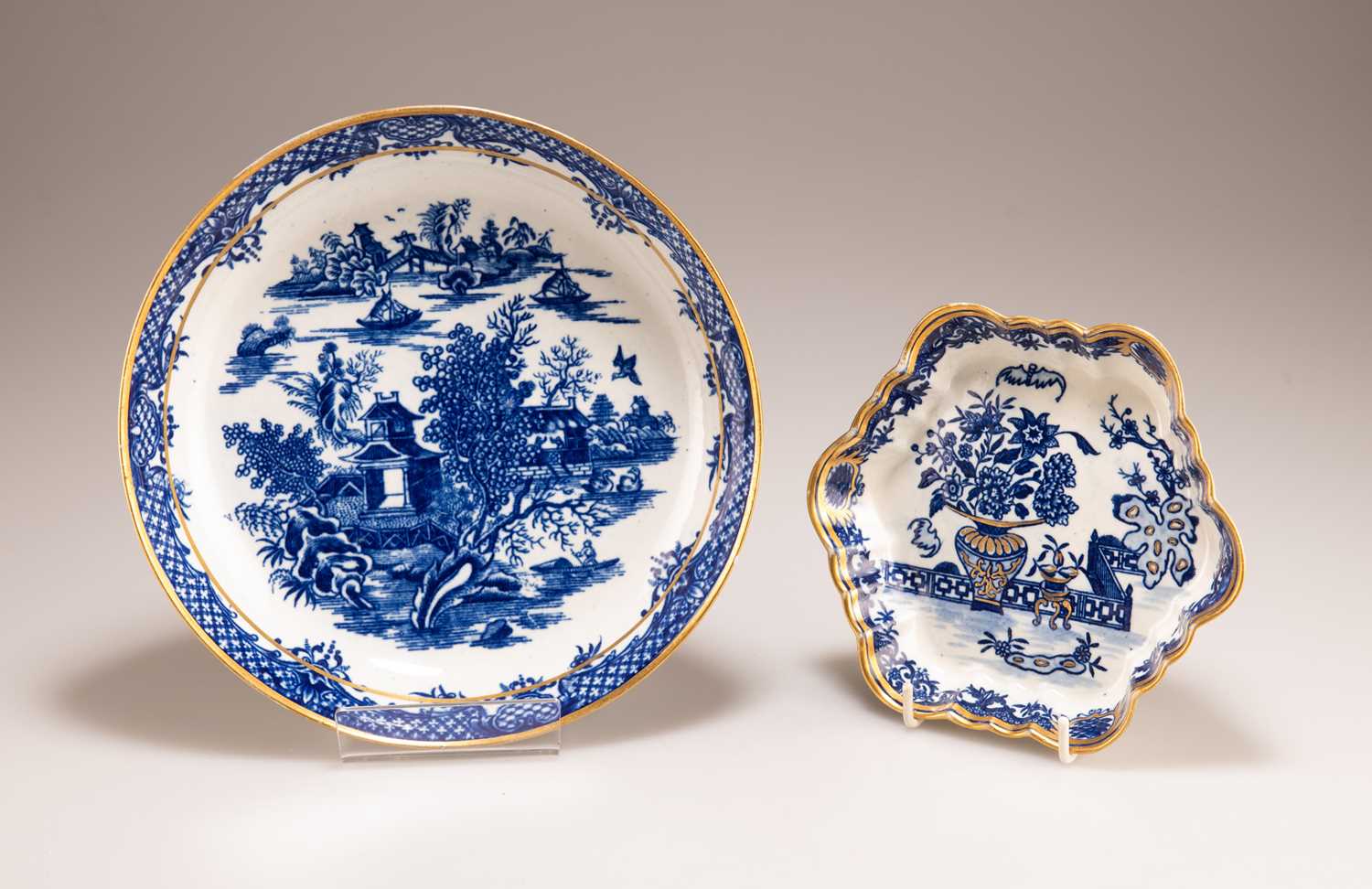 A WORCESTER BLUE AND WHITE TEAPOT STAND, 'BAT' PATTERN, CIRCA 1783-85