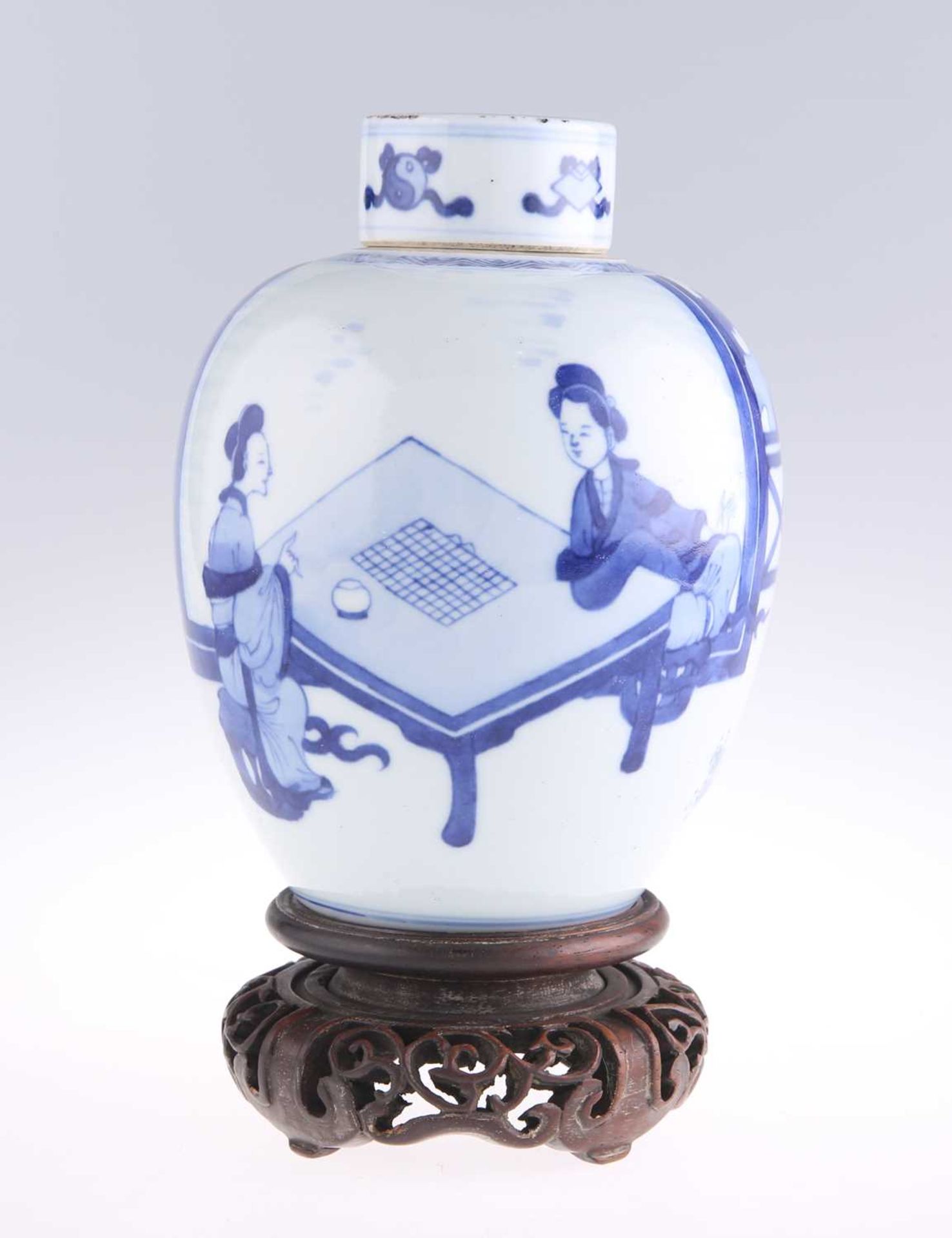 A CHINESE BLUE AND WHITE GINGER JAR AND COVER - Bild 2 aus 7