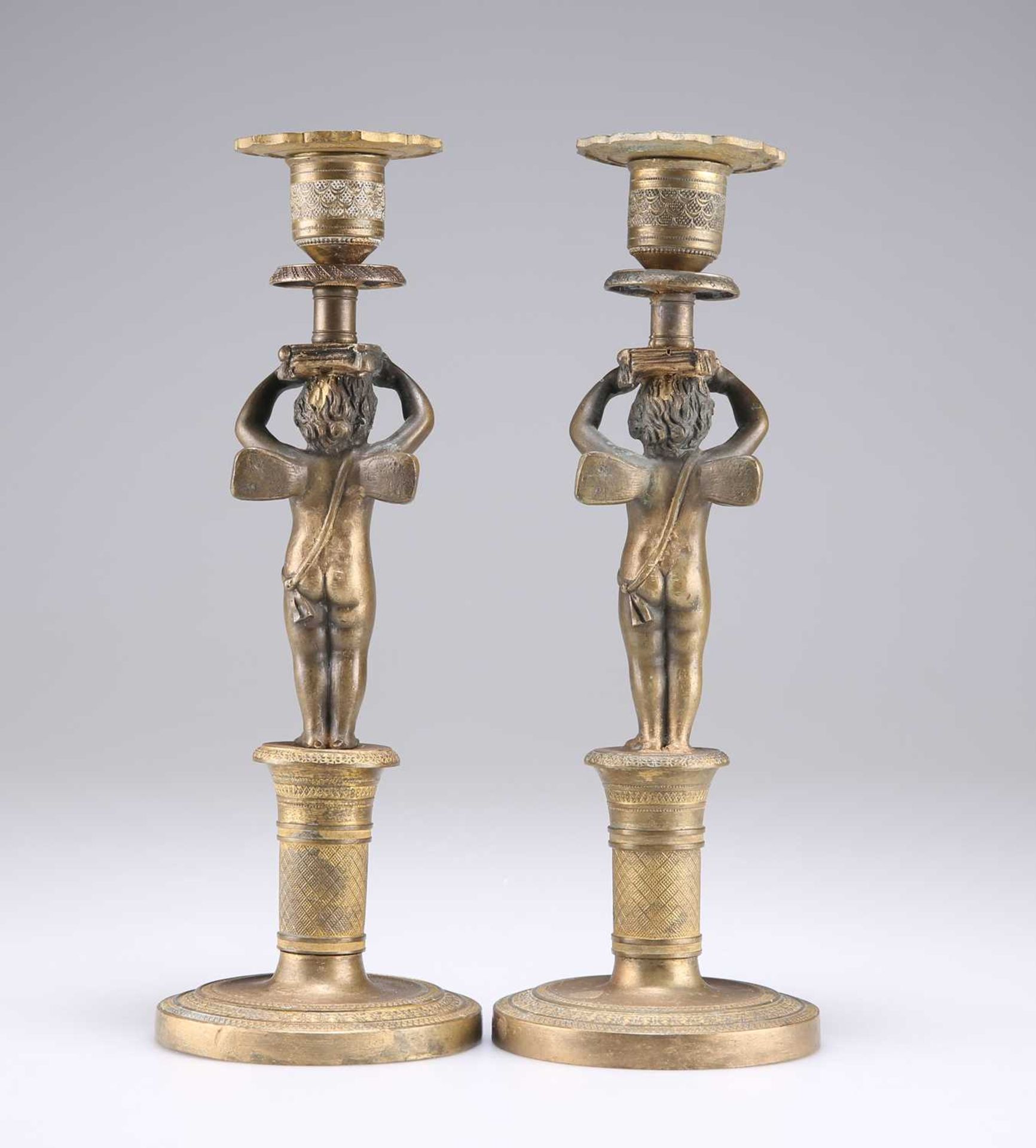 A PAIR OF 19TH CENTURY FRENCH ORMOLU CANDLESTICKS - Bild 2 aus 2