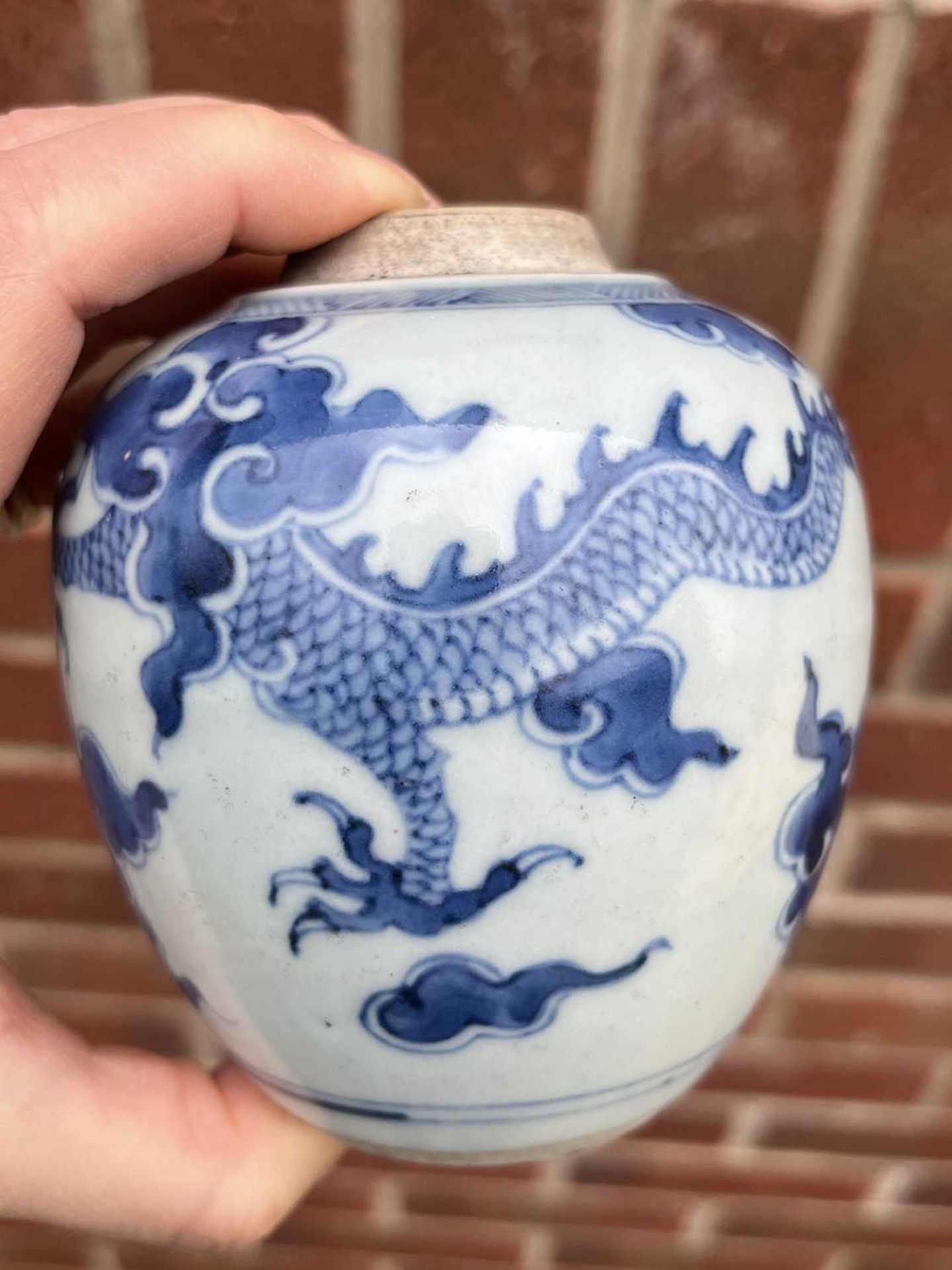 A CHINESE BLUE AND WHITE DRAGON JAR - Bild 4 aus 7