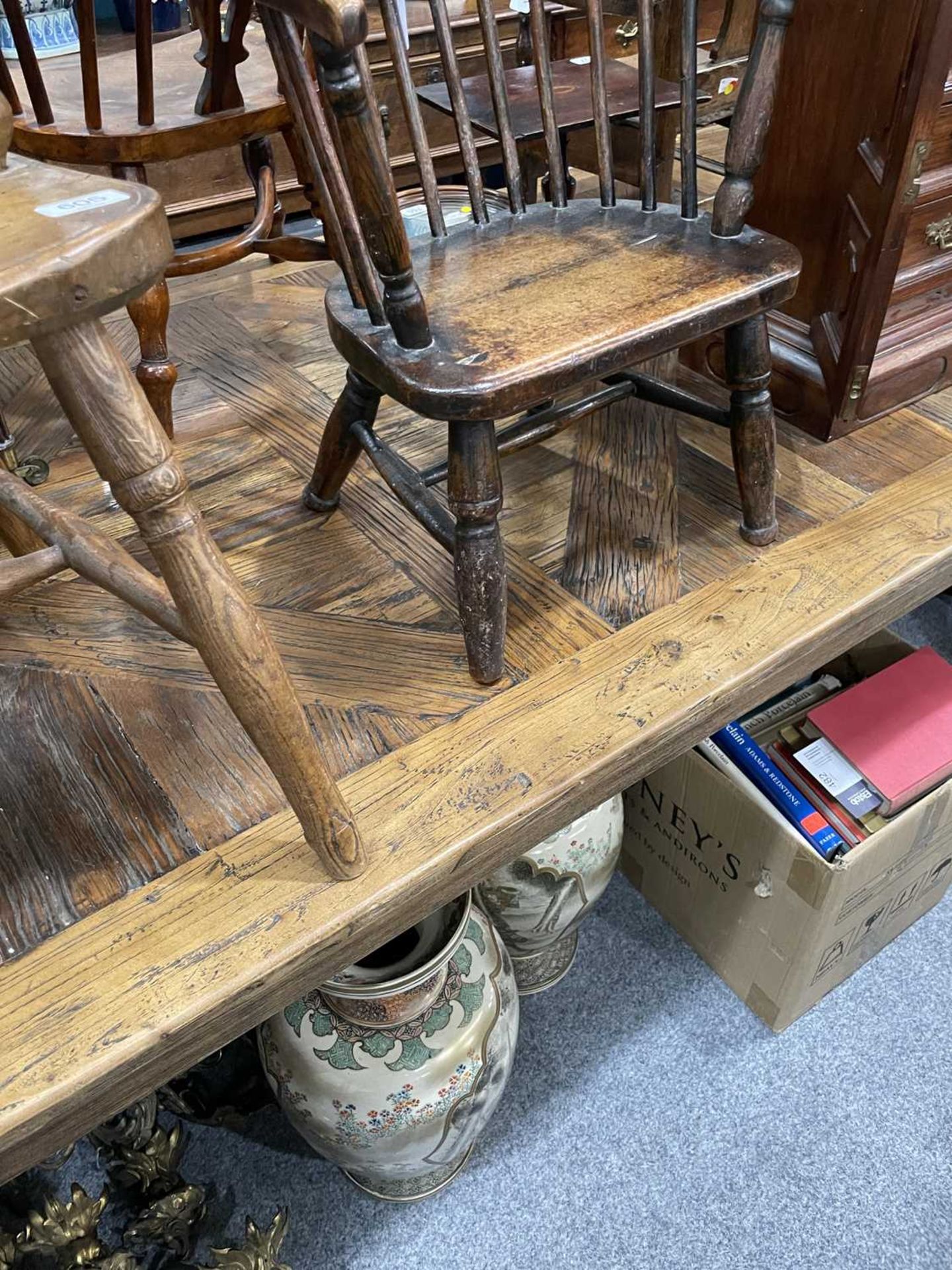 A LARGE RUSTIC OAK DINING TABLE - Image 5 of 6