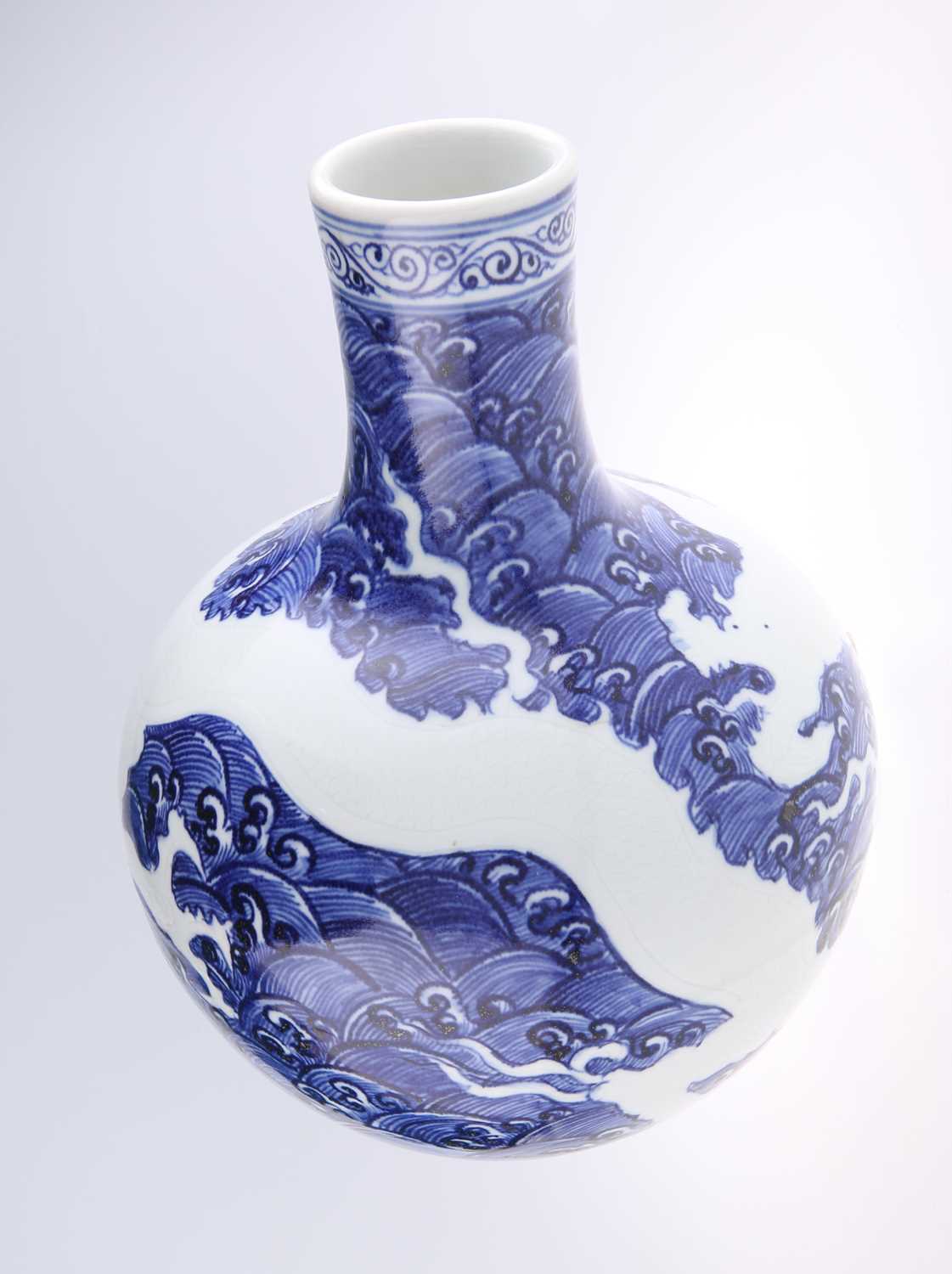 A CHINESE LARGE BLUE AND WHITE 'DRAGON' VASE - Image 3 of 4