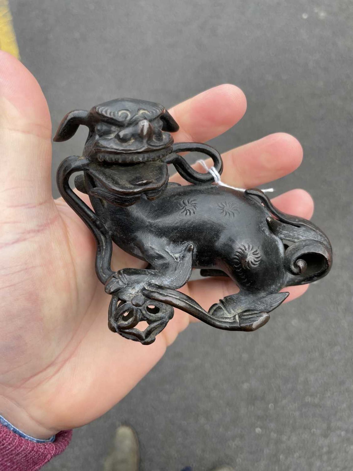 A CHINESE SMALL BRONZE BUDDHIST LION, MING DYNASTY - Bild 8 aus 9