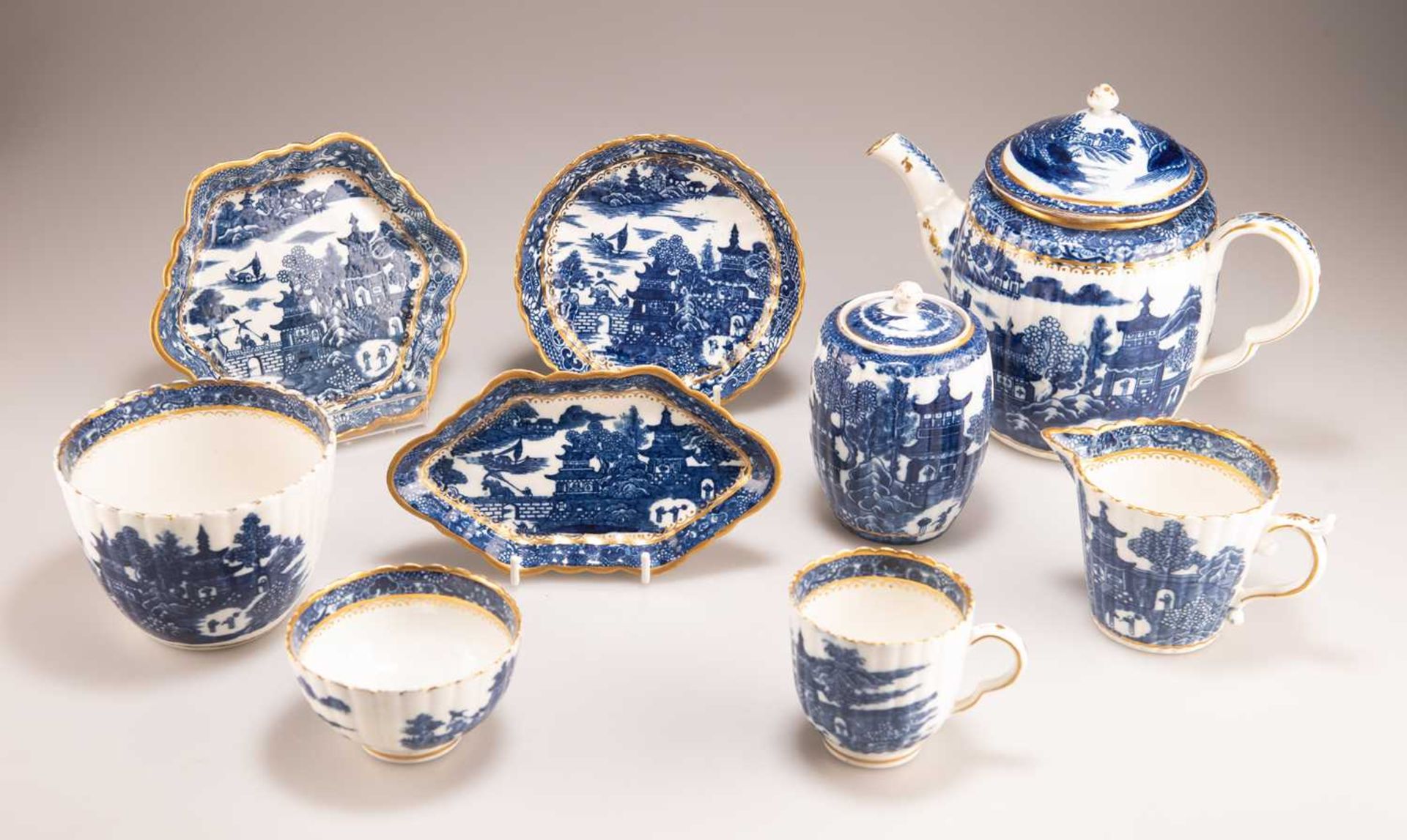 A GROUP OF CAUGHLEY 'SALOPIAN' BLUE AND WHITE TEA WARES, CIRCA 1785