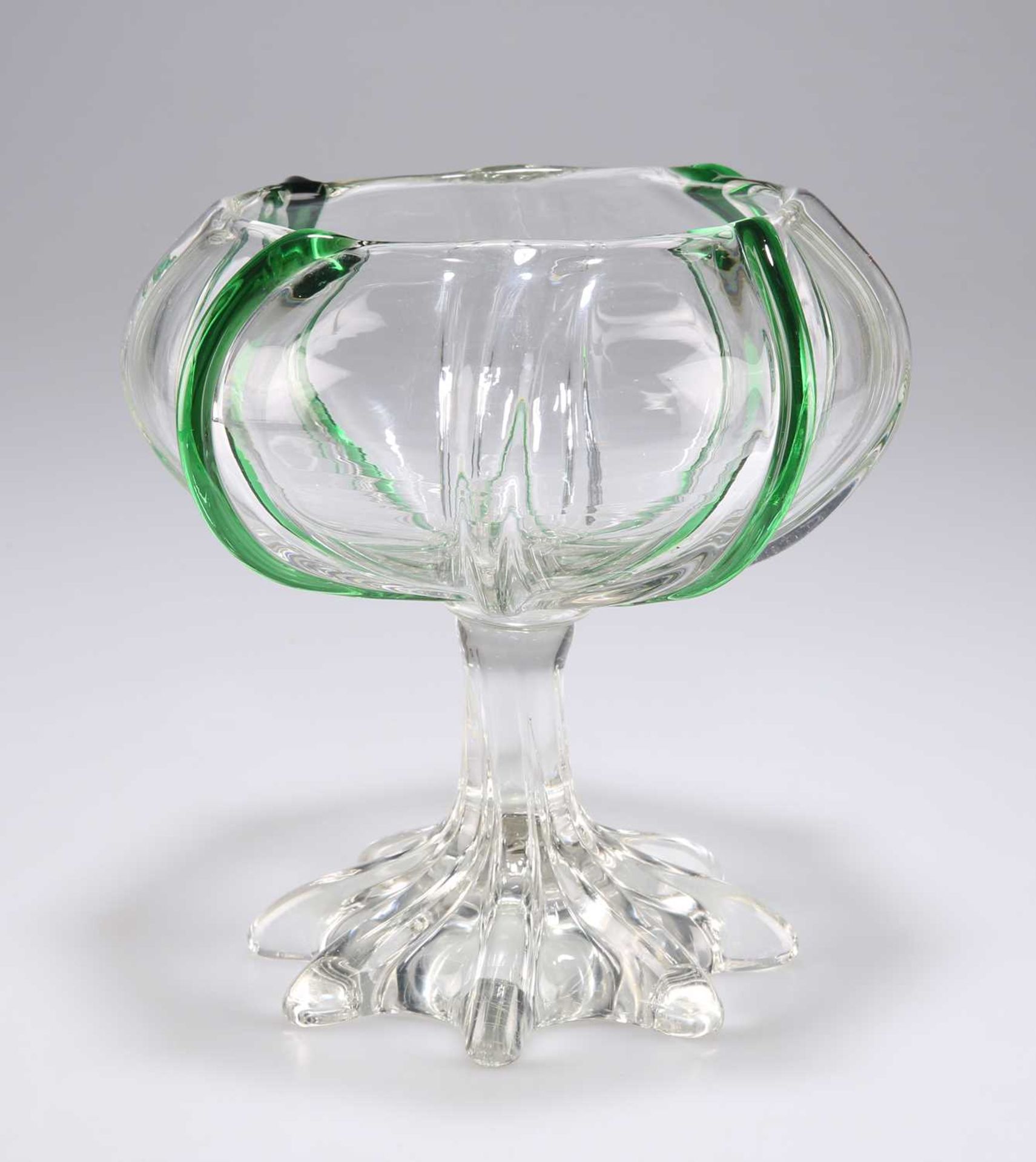 ATTRIBUTED TO JAMES POWELL, AN ART NOUVEAU GREEN-TRAILED GLASS BOWL - Image 2 of 2
