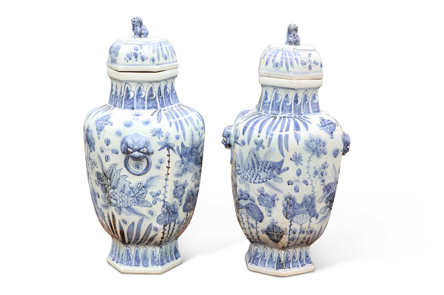 A LARGE PAIR OF CHINESE BLUE AND WHITE VASES AND COVERS - Image 2 of 9