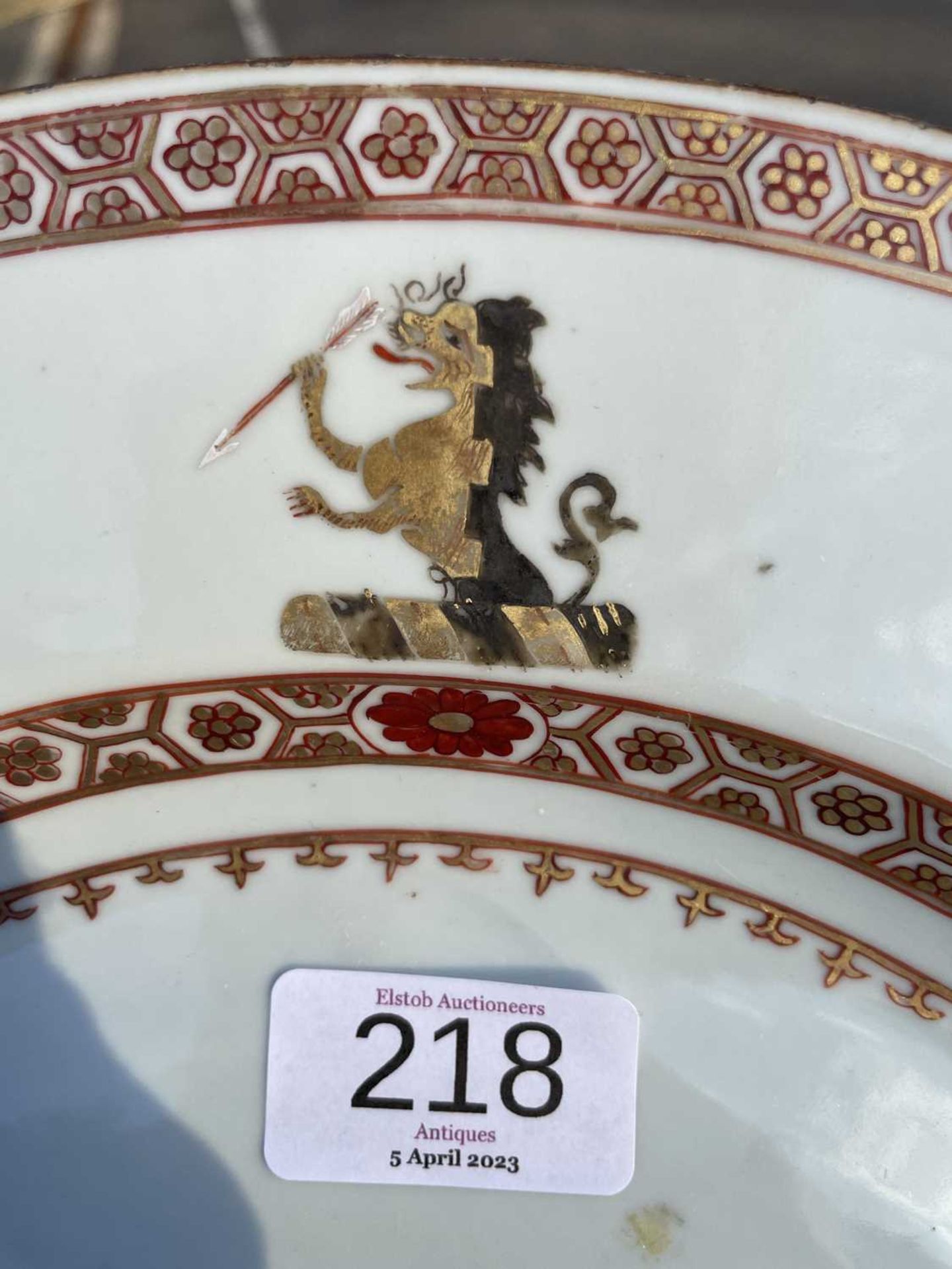 A CHINESE ARMORIAL PORCELAIN DISH, YONGZHENG, CIRCA 1730-35 - Bild 4 aus 10