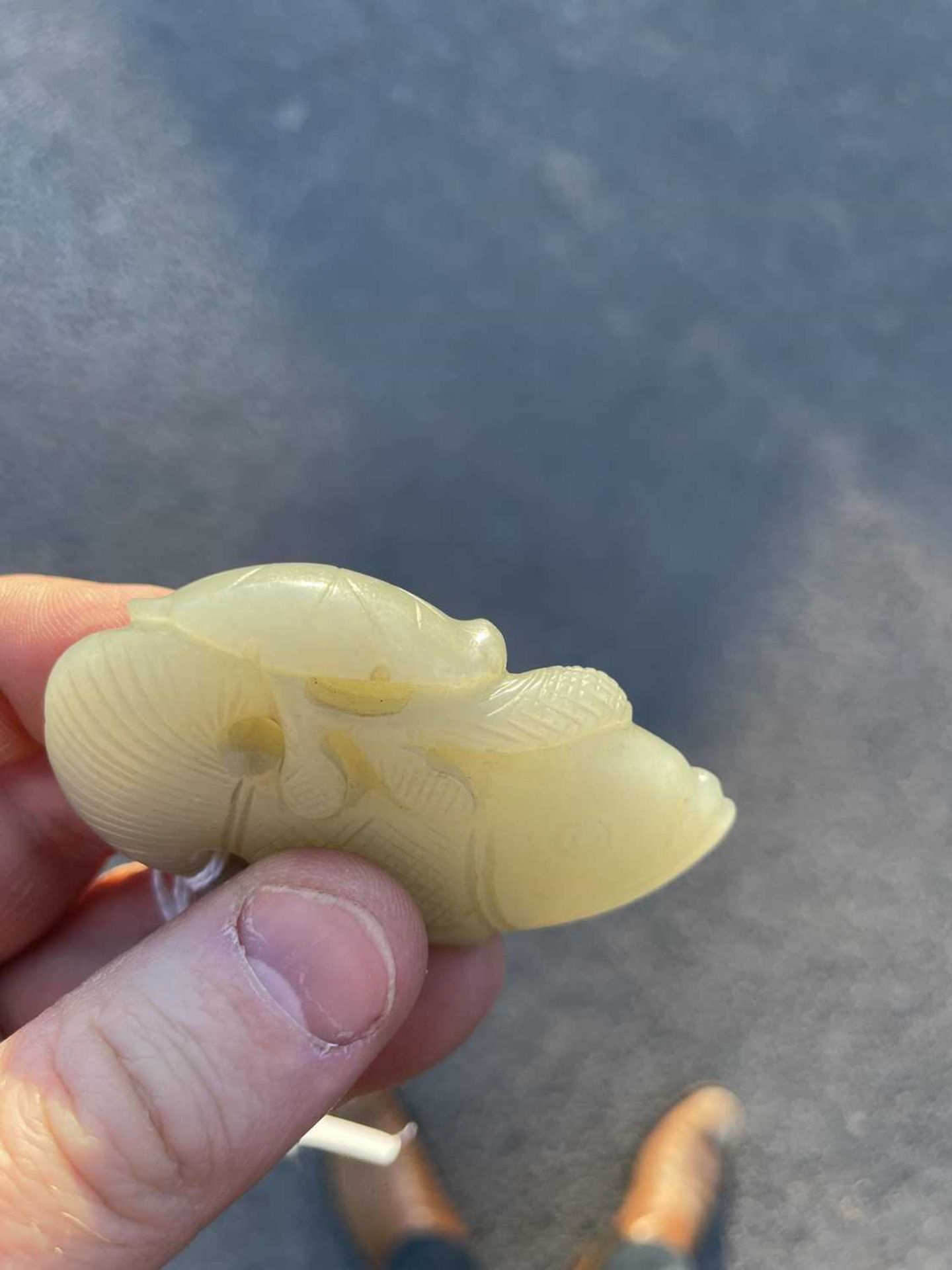 A CHINESE JADE 'CARP' PENDANT - Image 2 of 6