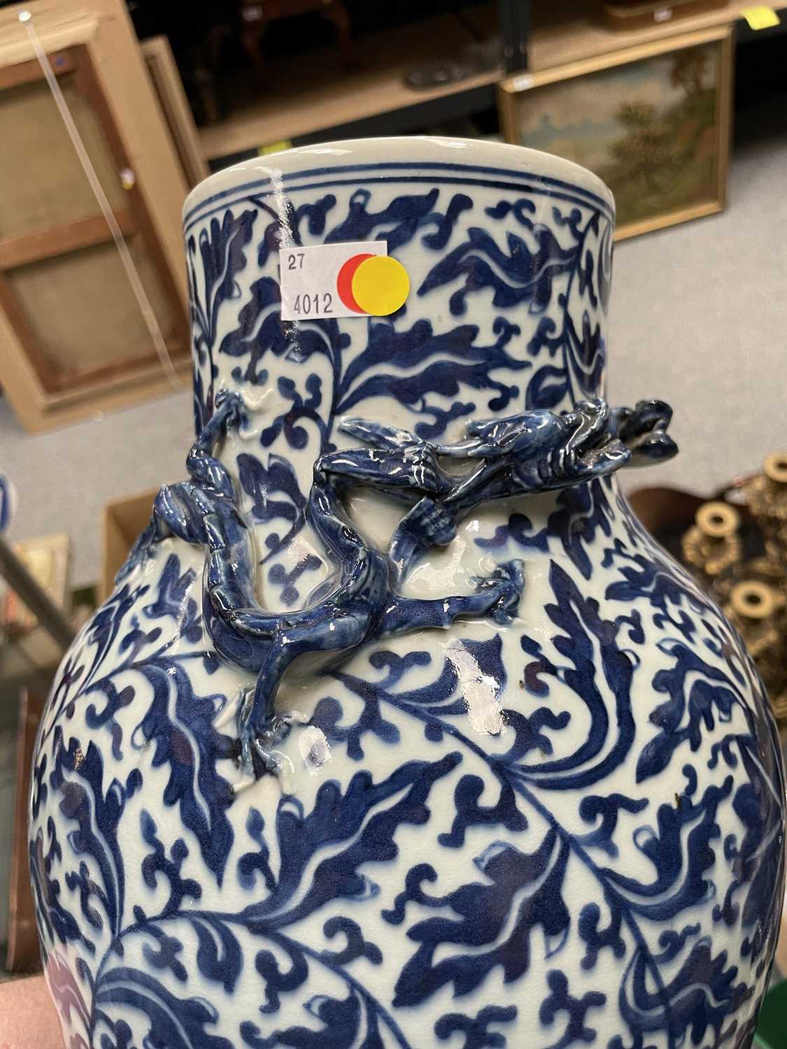 A 19TH CENTURY CHINESE BLUE AND WHITE VASE AND COVER - Image 5 of 7