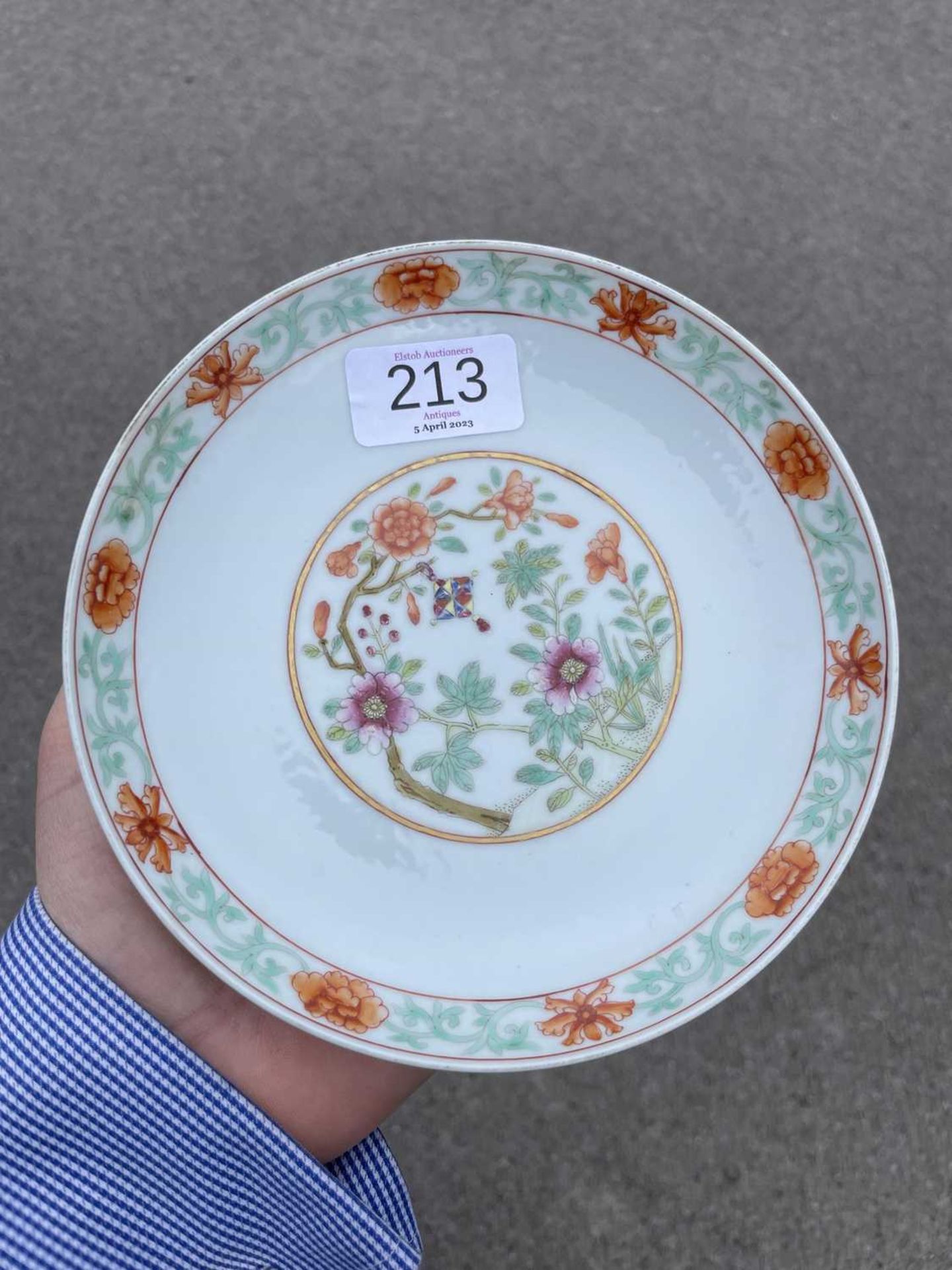 A CHINESE FAMILLE ROSE SAUCER DISH - Bild 4 aus 8