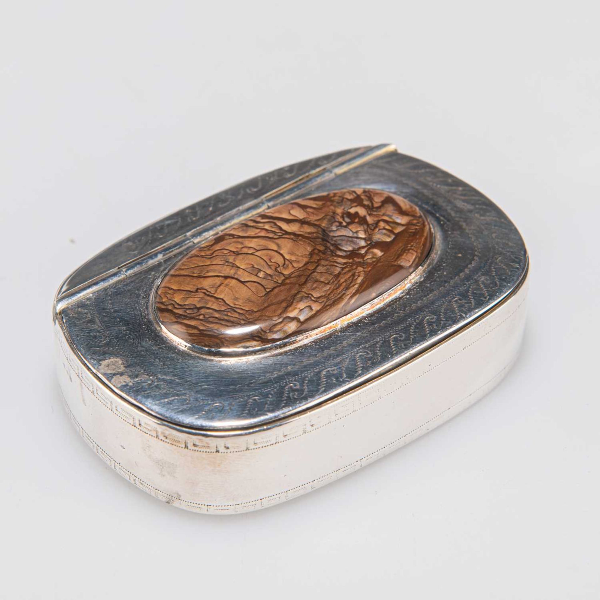 A GEORGE III COMMEMORATIVE SILVER AND AGATE NELSON SNUFF BOX - Image 2 of 2