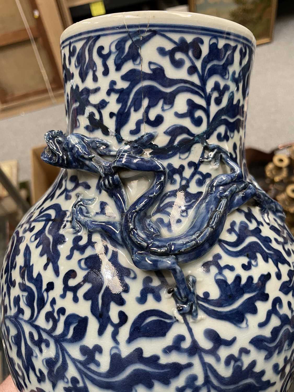 A 19TH CENTURY CHINESE BLUE AND WHITE VASE AND COVER - Image 6 of 7