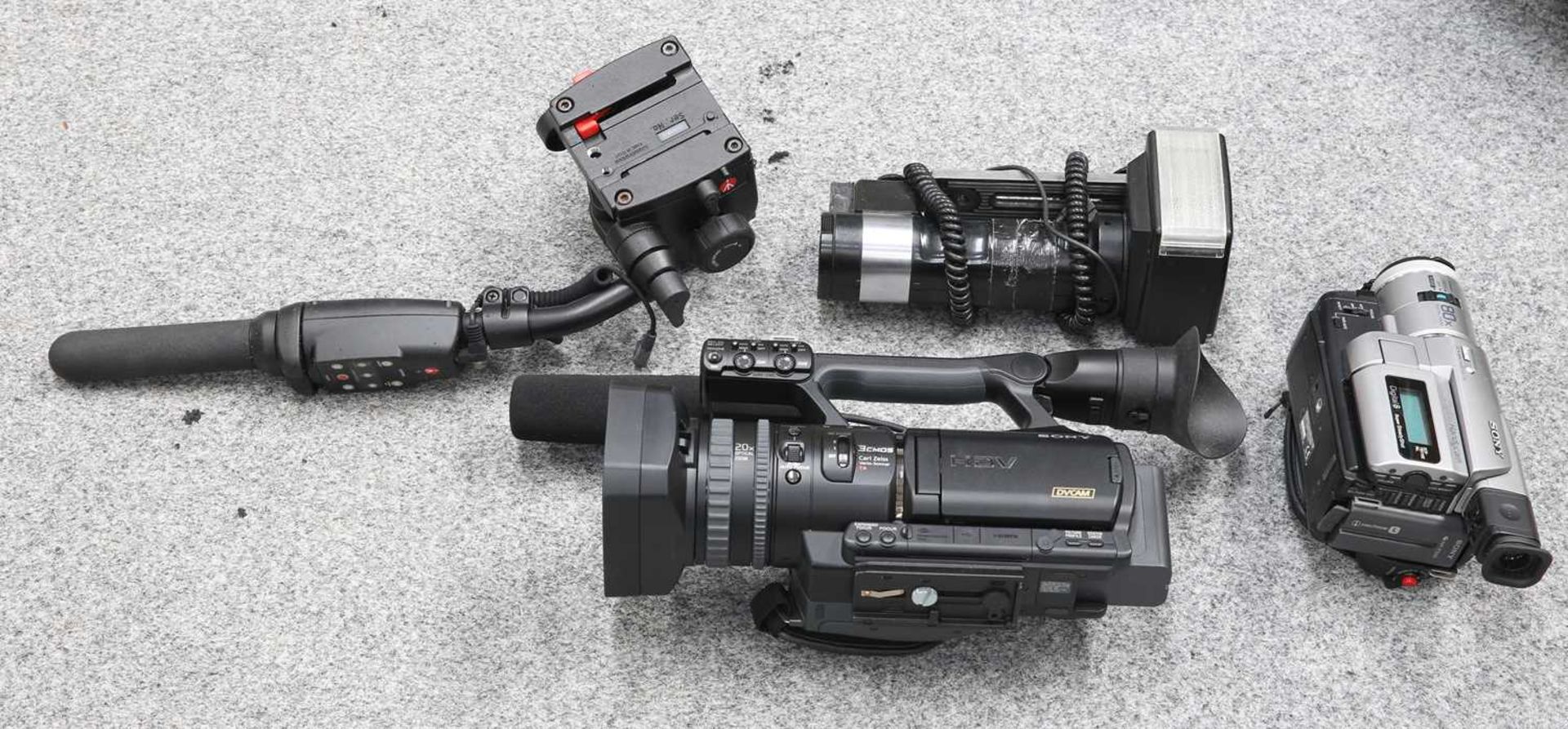 A SONY HDV 1080i MINI DV CAMCORDER AND OTHER CAMCORDER EQUIPMENT - Image 2 of 2