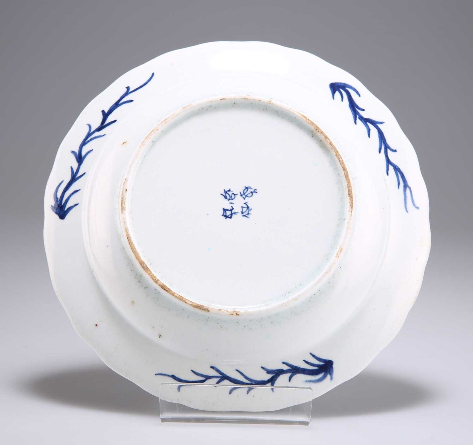 A BOW BLUE AND WHITE DESSERT PLATE, CIRCA 1760 - Bild 2 aus 2