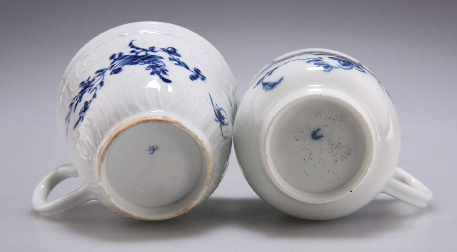 TWO 18TH CENTURY WORCESTER BLUE AND WHITE CUPS - Bild 3 aus 3