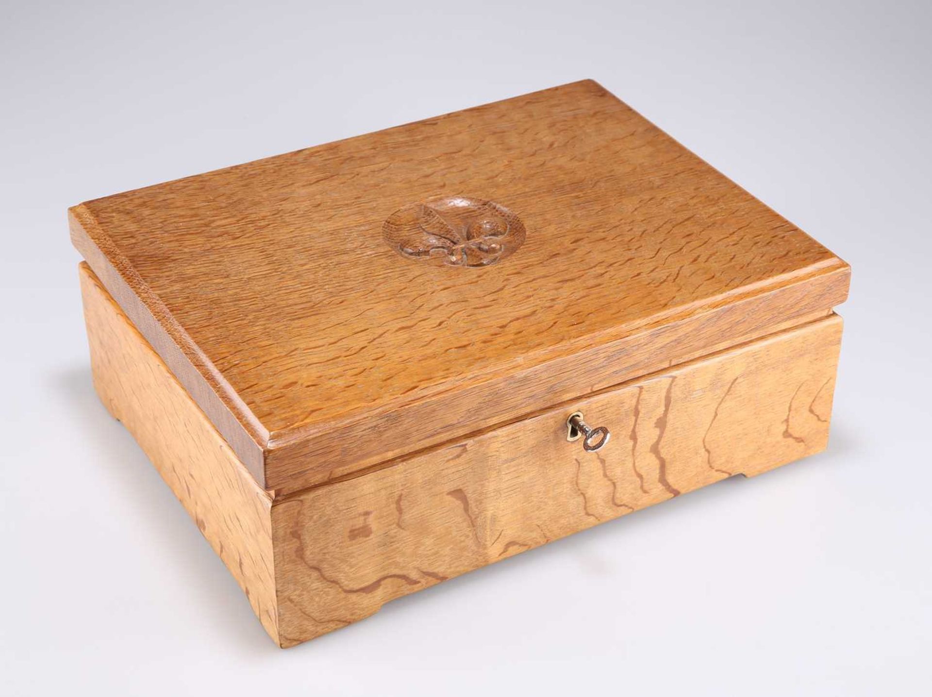 ROBERT THOMPSON OF KILBURN, A LARGE MOUSEMAN OAK JEWELLERY BOX - Bild 2 aus 2