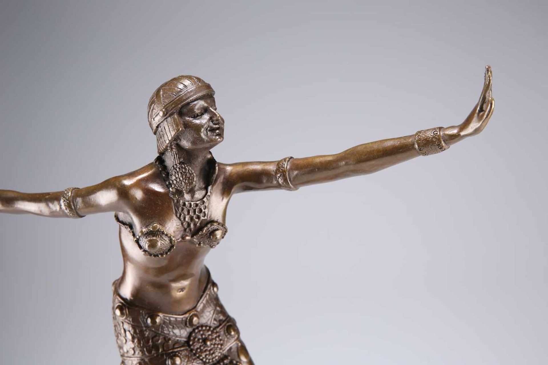 AN ART DECO STYLE BRONZE AND MARBLE FIGURE, THE 'PHOENICIAN DANCER' - Bild 4 aus 4