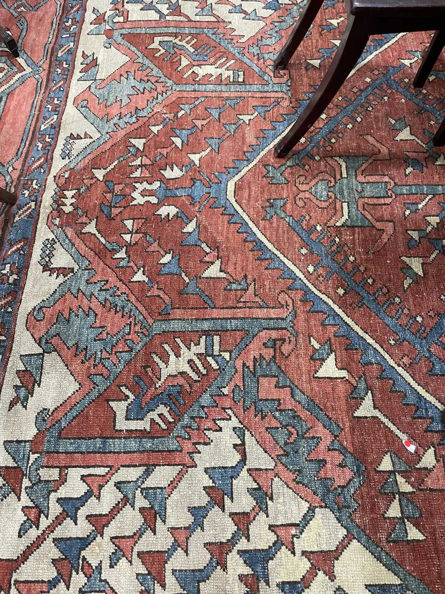 AN ANTIQUE SERAPI CARPET - Bild 6 aus 13