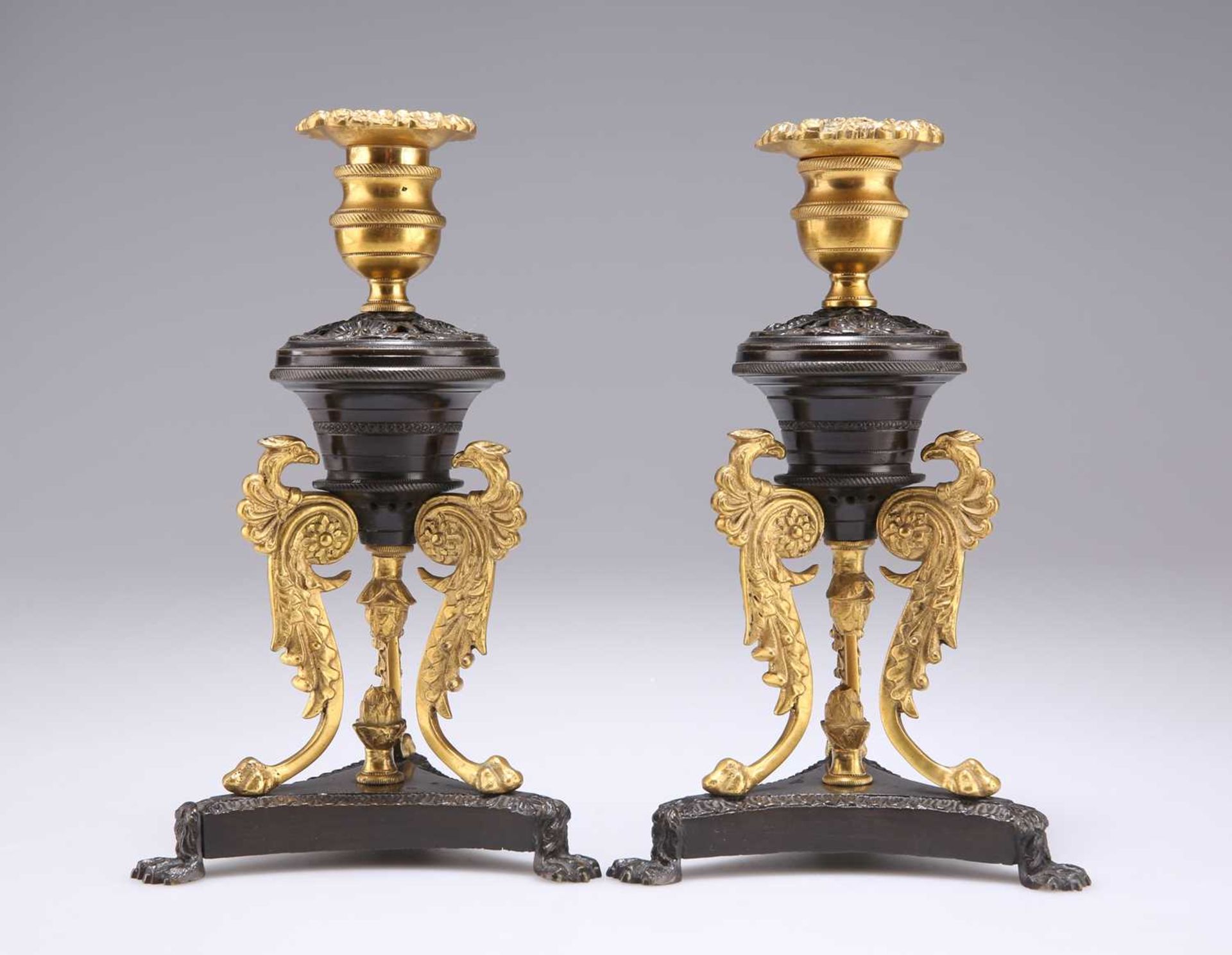 A PAIR OF REGENCY PATINATED AND GILT BRONZE DWARF CANDLESTICKS, IN THE MANNER OF CHENEY, LONDON - Bild 2 aus 2