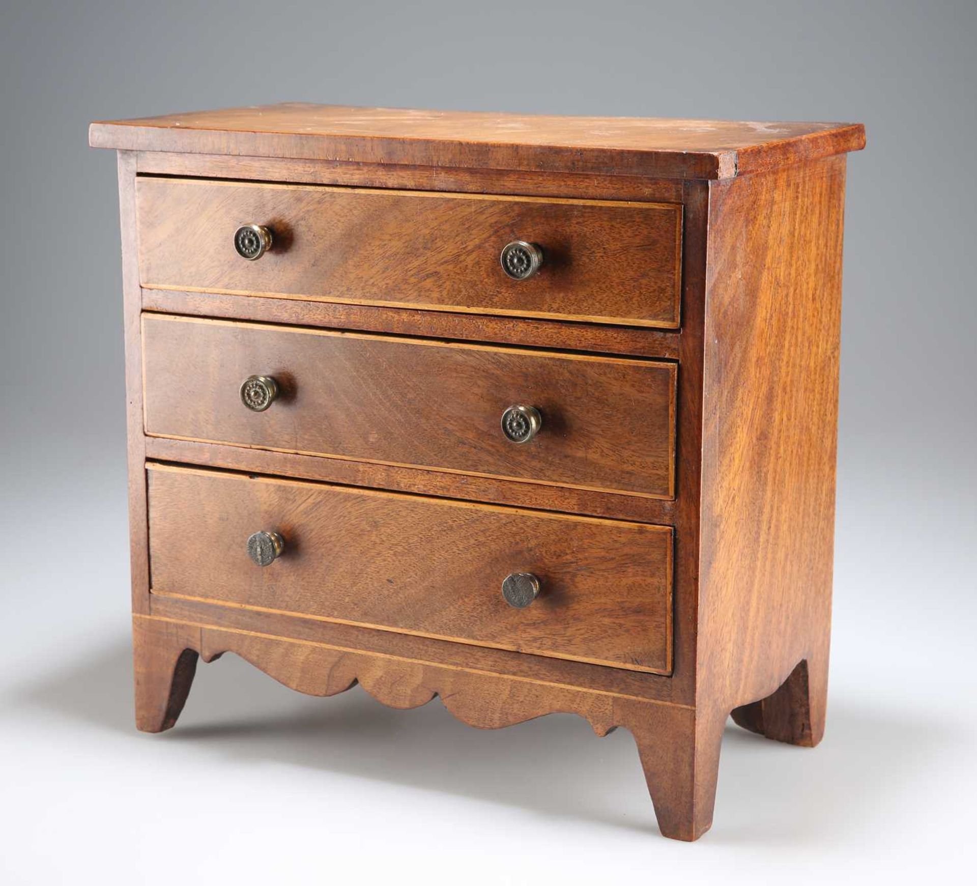 AN EARLY 19TH CENTURY MAHOGANY MINIATURE CHEST OF DRAWERS - Bild 2 aus 2